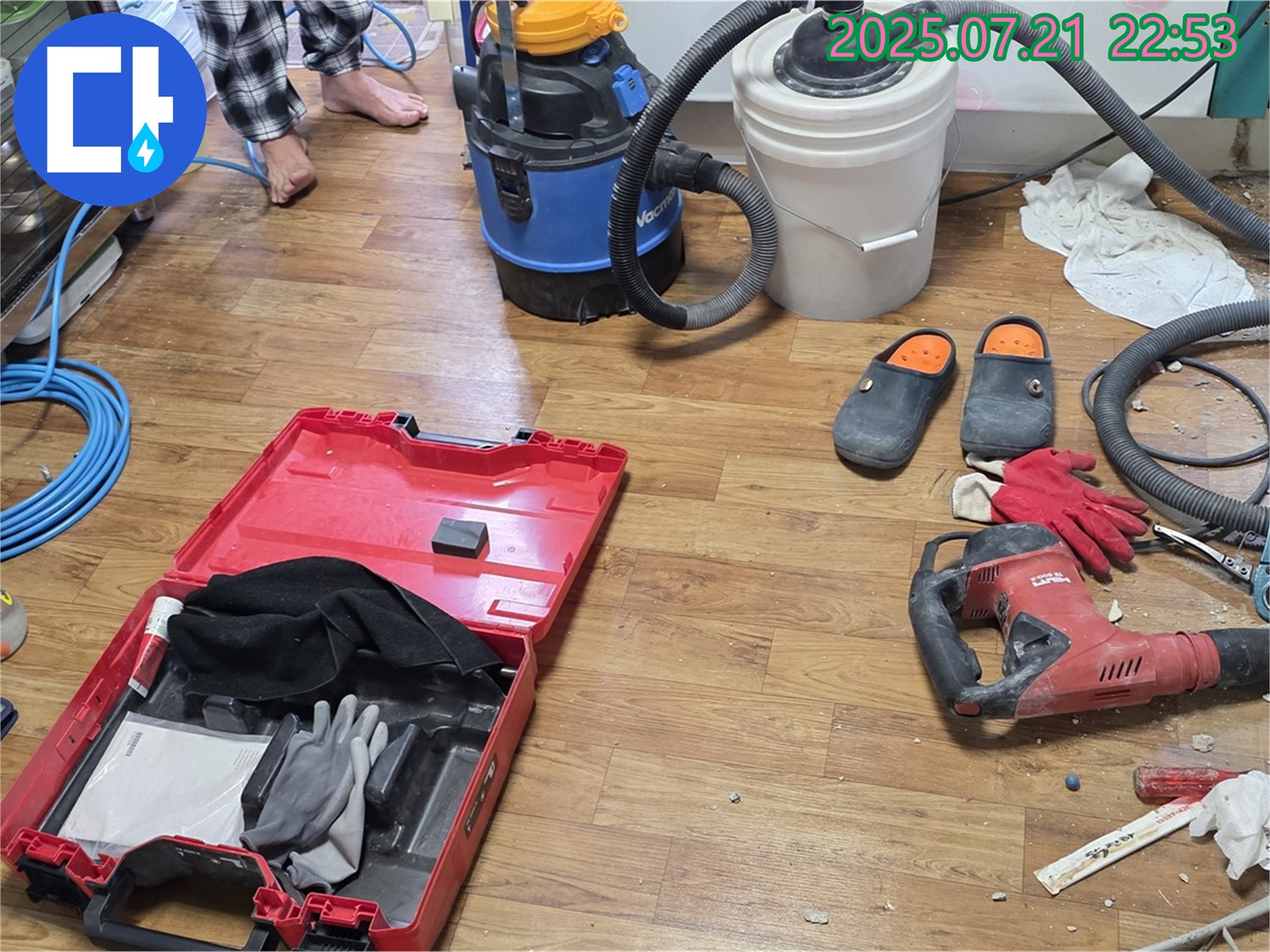 누수 탐지를 위한 다양한 장비와 공사 도구가 함께 놓여 있는 모습 - 누수 문제 해결을 위한 전문적인 준비 과정을 보여줍니다.
