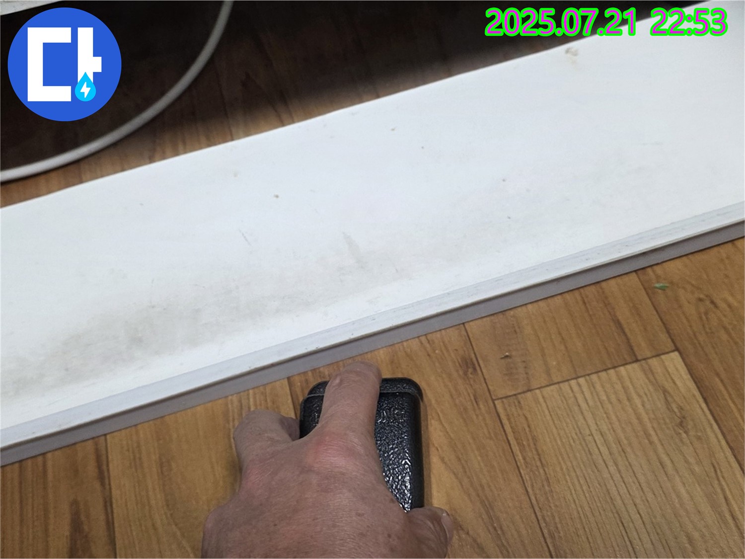 남양주에서 누수 전문가가 싱크대 하부 걸레받이 오염을 확인하고 있습니다 - 누수 가능성을 꼼꼼히 체크합니다.
