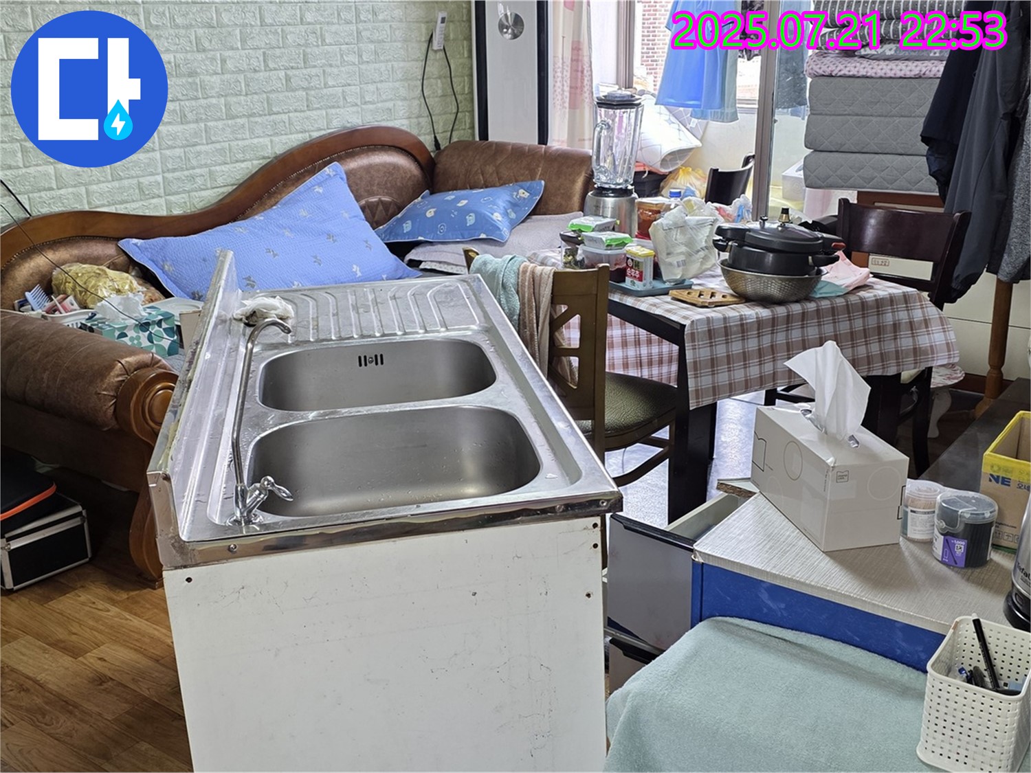 싱크대 주변 곰팡이 발견 - 누수로 인해 발생한 곰팡이를 꼼꼼하게 확인합니다.