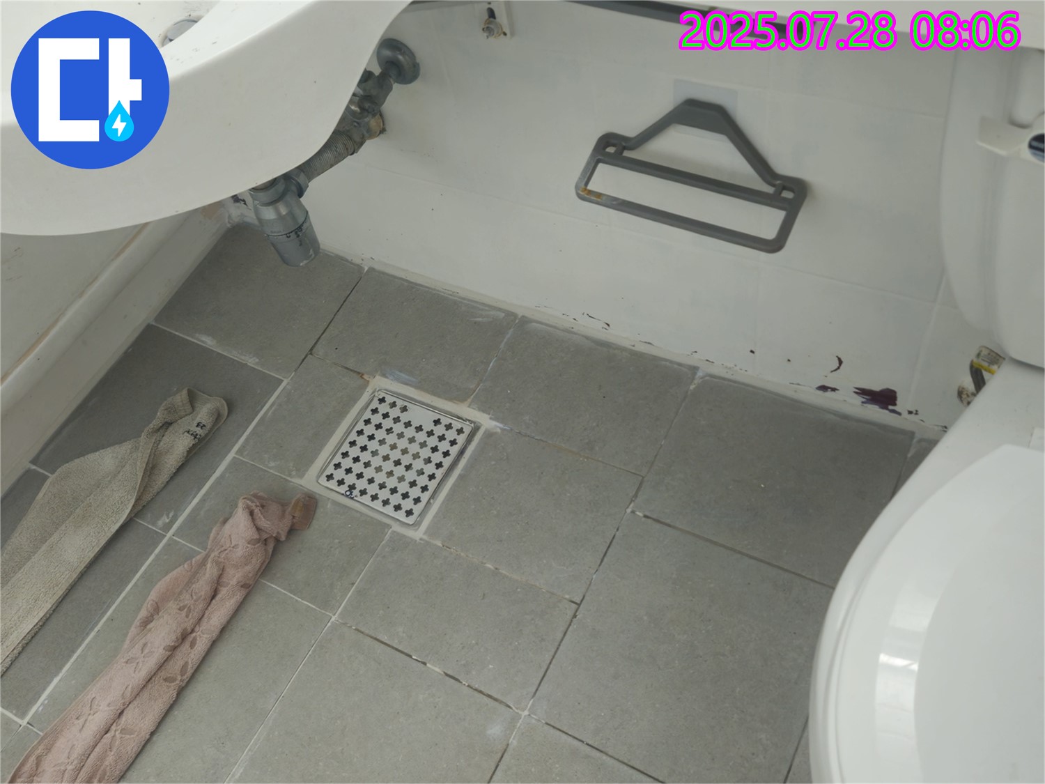 남양주 화도읍 두산아파트 변기 뒤쪽 벽 붉은 물때 - 누수 가능성 정밀 점검