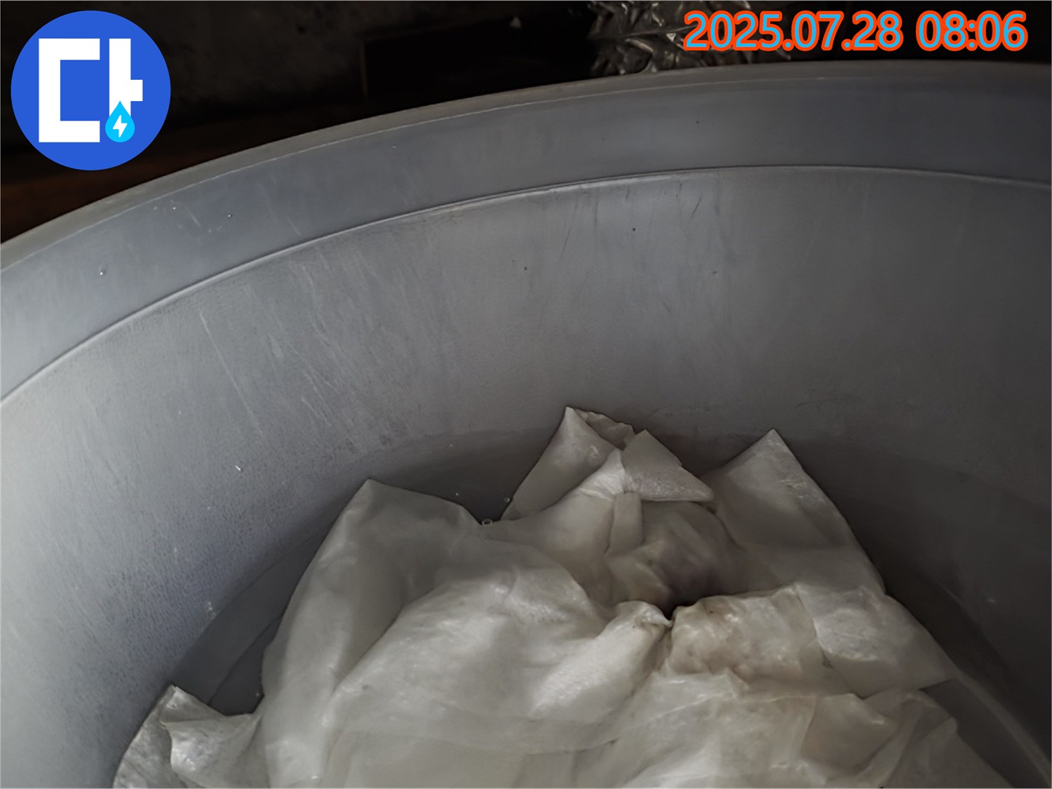 누수 방치 - 양동이 속 젖은 휴지, 곰팡이 아지트! 쾌적한 환경을 위해 빠른 해결이 필요합니다.