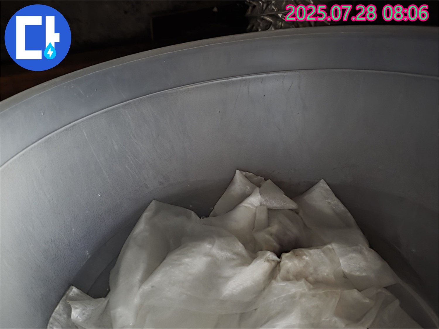 누수 해결 - 양동이 속 젖은 휴지, 곰팡이 우주! 이제 저희가 깔끔하게 정리해 드리겠습니다.