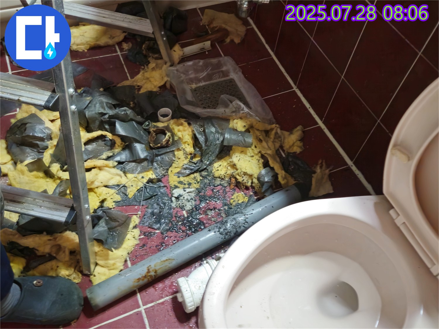 남양주 화도읍 두산아파트 화장실 누수 - 누수로 인해 붕괴 직전의 석고보드 모습입니다.