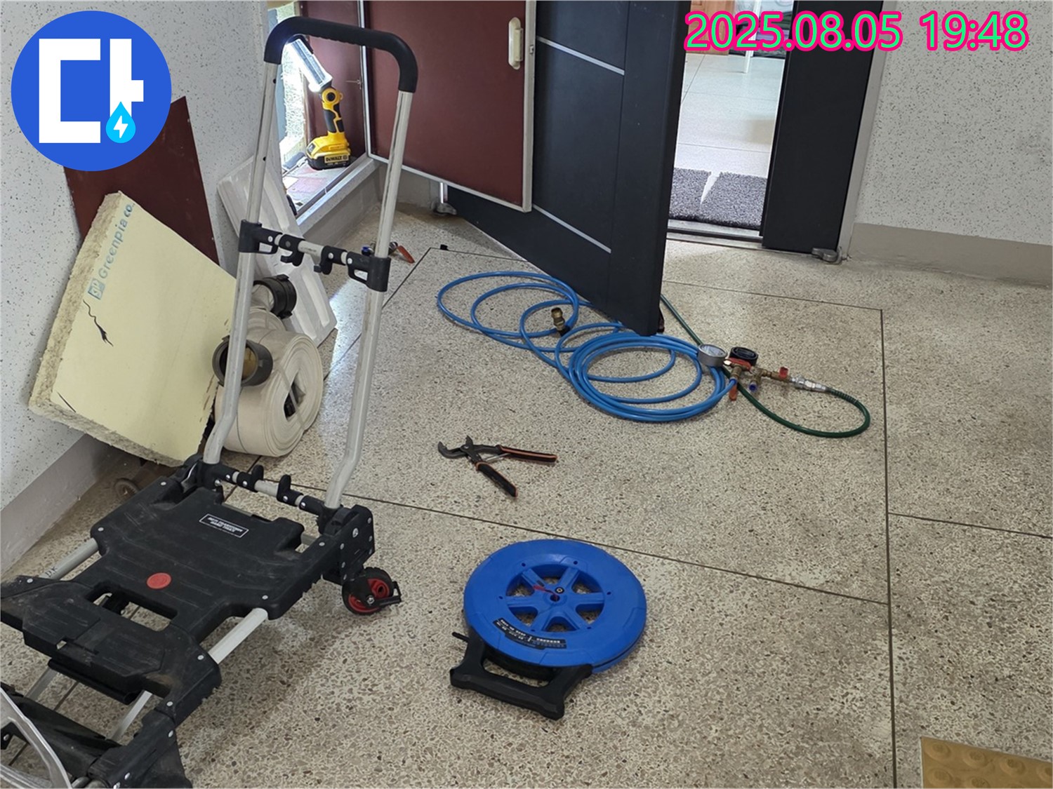 양주 삼숭동 자이아파트 107동 누수 - 누수 탐지를 위한 장비 점검 후 탐색 준비 완료 - 꼼꼼하게 점검하여 정확한 누수 지점을 찾아내겠습니다.
