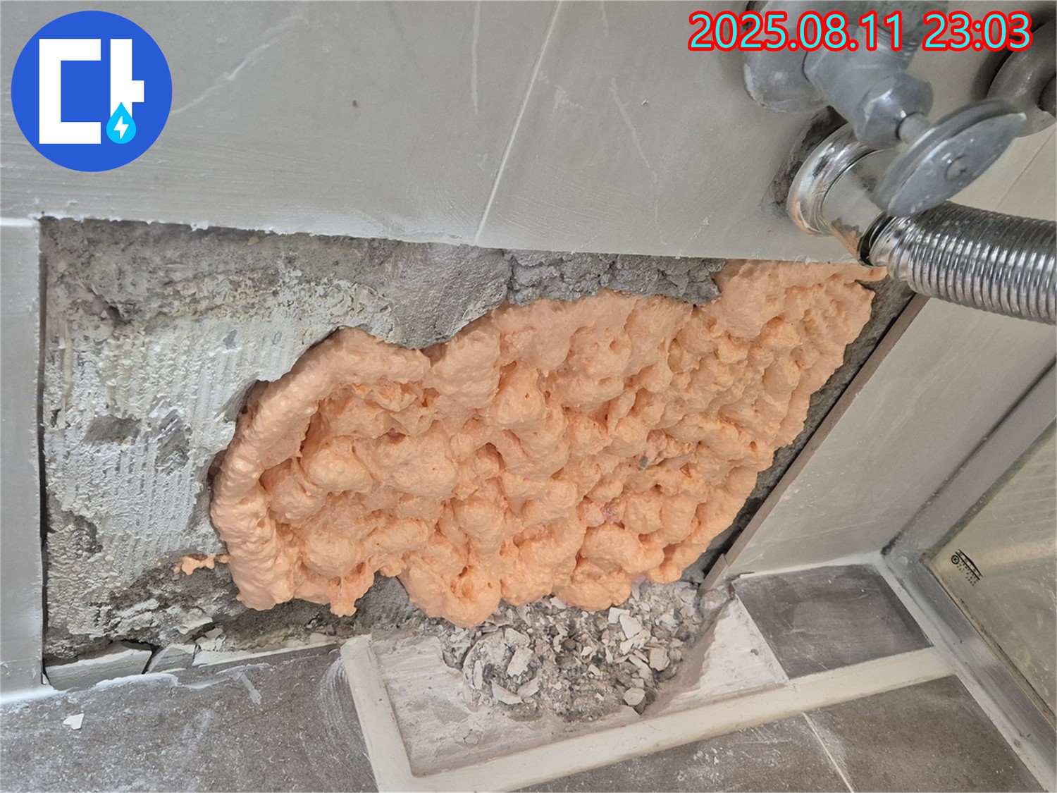 폼 충진으로 누수 차단 - 틈새를 꼼꼼하게 메워 물샐 틈 없이 막아드립니다 - 성북구 하월곡동 래미안월곡아파트