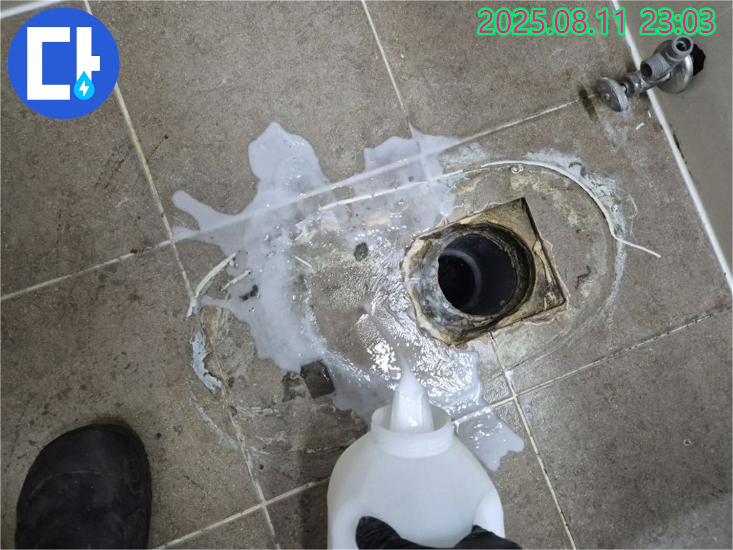 욕실 누수 탐지 시작 - 누수 탐지액을 사용하여 누수 지점을 찾기 위한 첫 단계를 진행 중입니다.