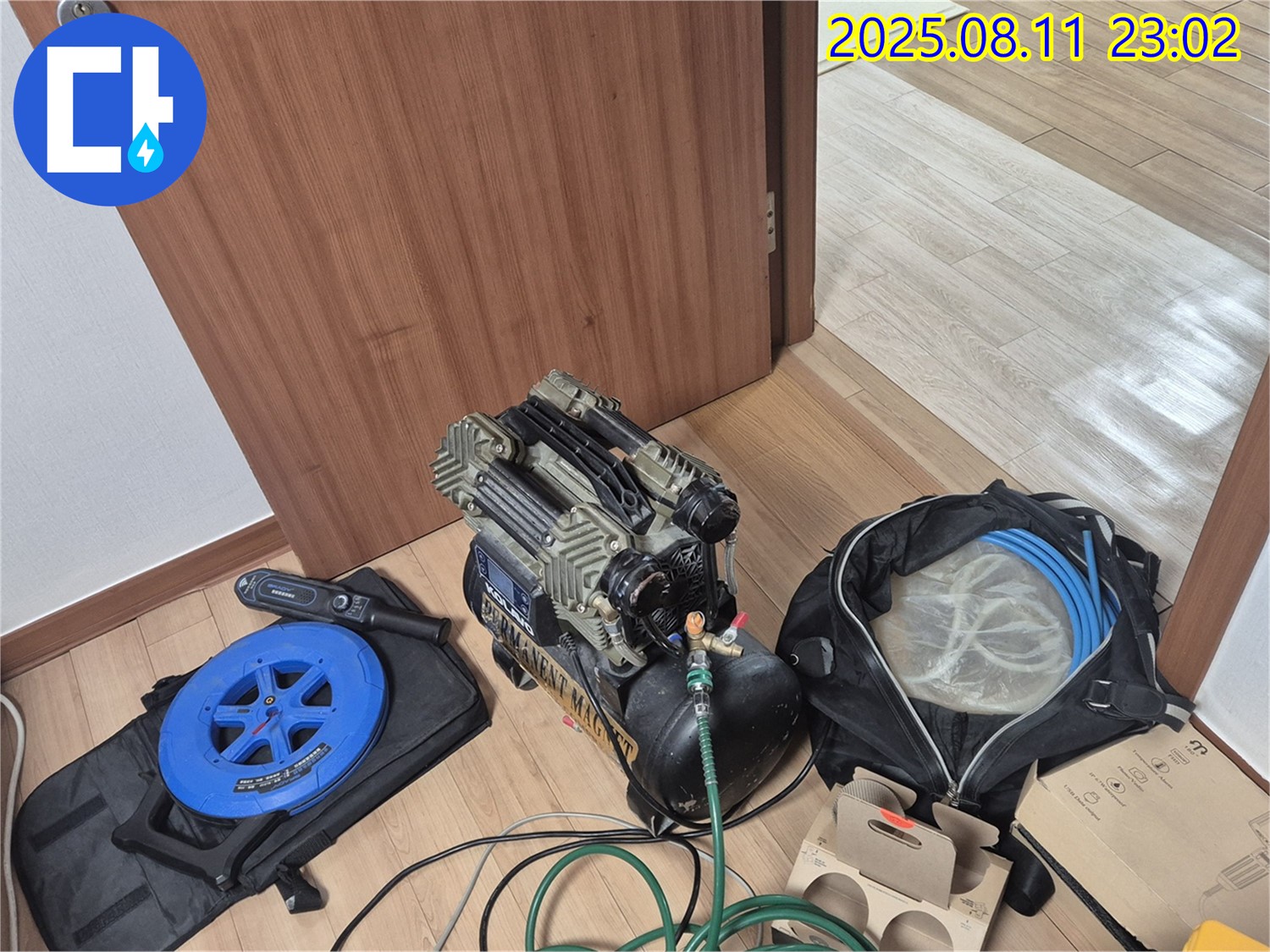 전문가의 꼼꼼한 장비 점검 - 숙련된 기술자가 누수 탐지에 사용될 장비들을 꼼꼼하게 점검하고 있습니다.