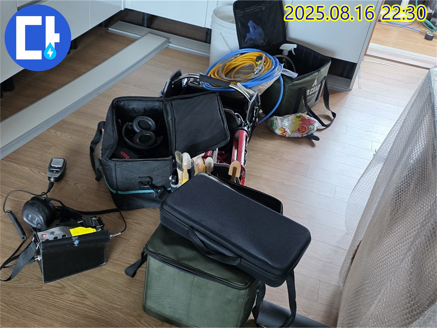 오늘 누수 잡으러 출동한 장비들입니다 - 꼼꼼하게 챙겨왔으니 걱정 마세요.