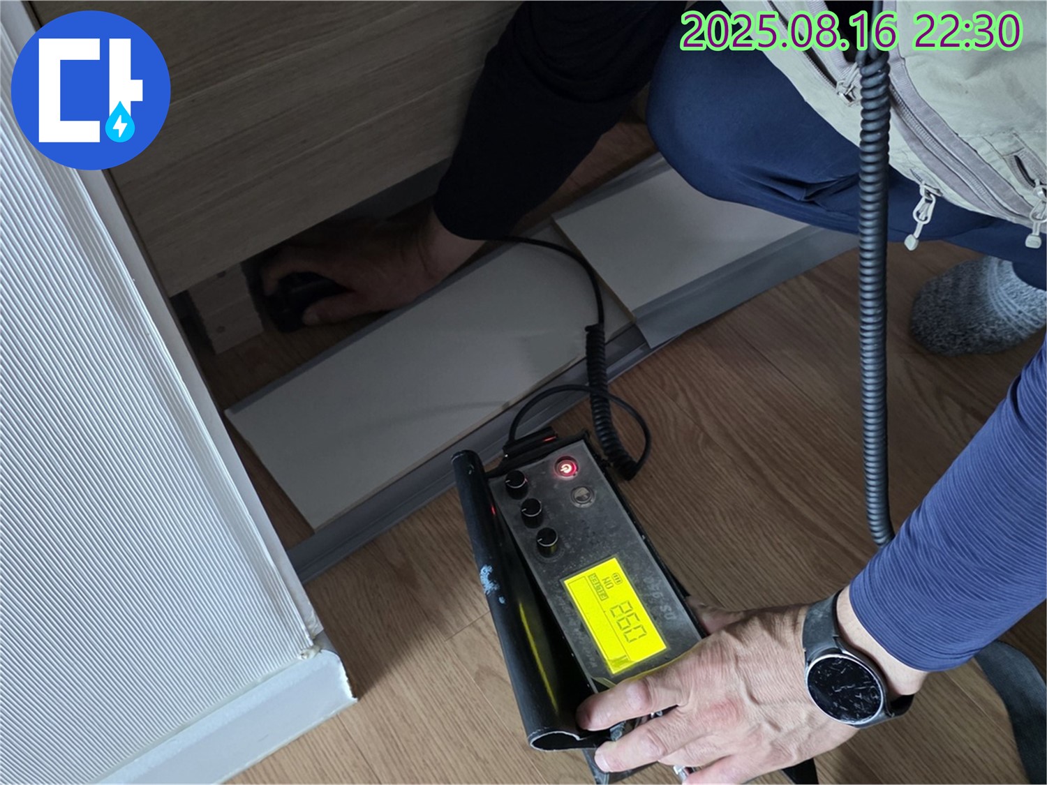 상암동 월드컵파크5단지 누수 탐지 - 씽크대 밑 누수 집중 탐색 중
