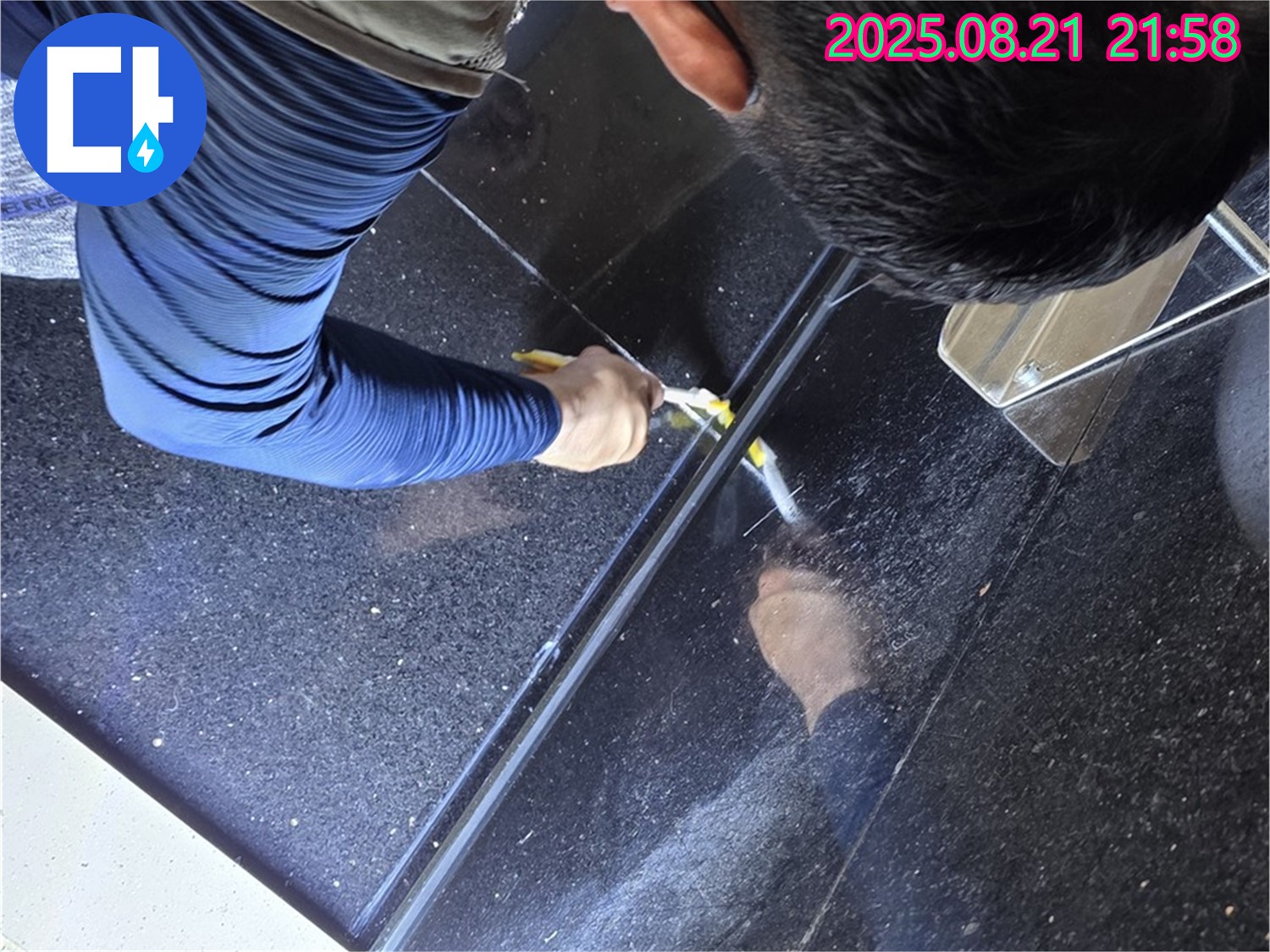 고양시 일산 덕이동에서 틈새 누수를 확인하는 모습 - 작은 틈새도 놓치지 않고 꼼꼼하게 확인합니다.