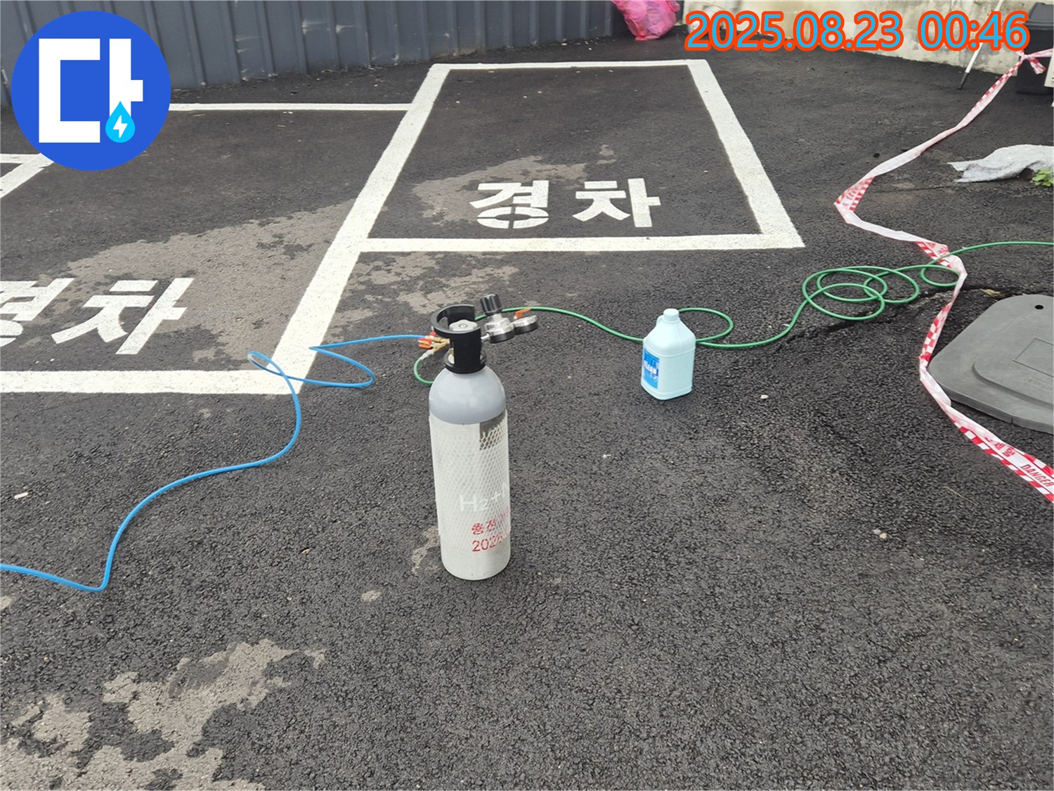 철원 주차장에서 누수 위치를 정확하게 확인하기 위해 가스압 테스트를 진행하고 있습니다 - 숙련된 기술로 신속하게 해결합니다.