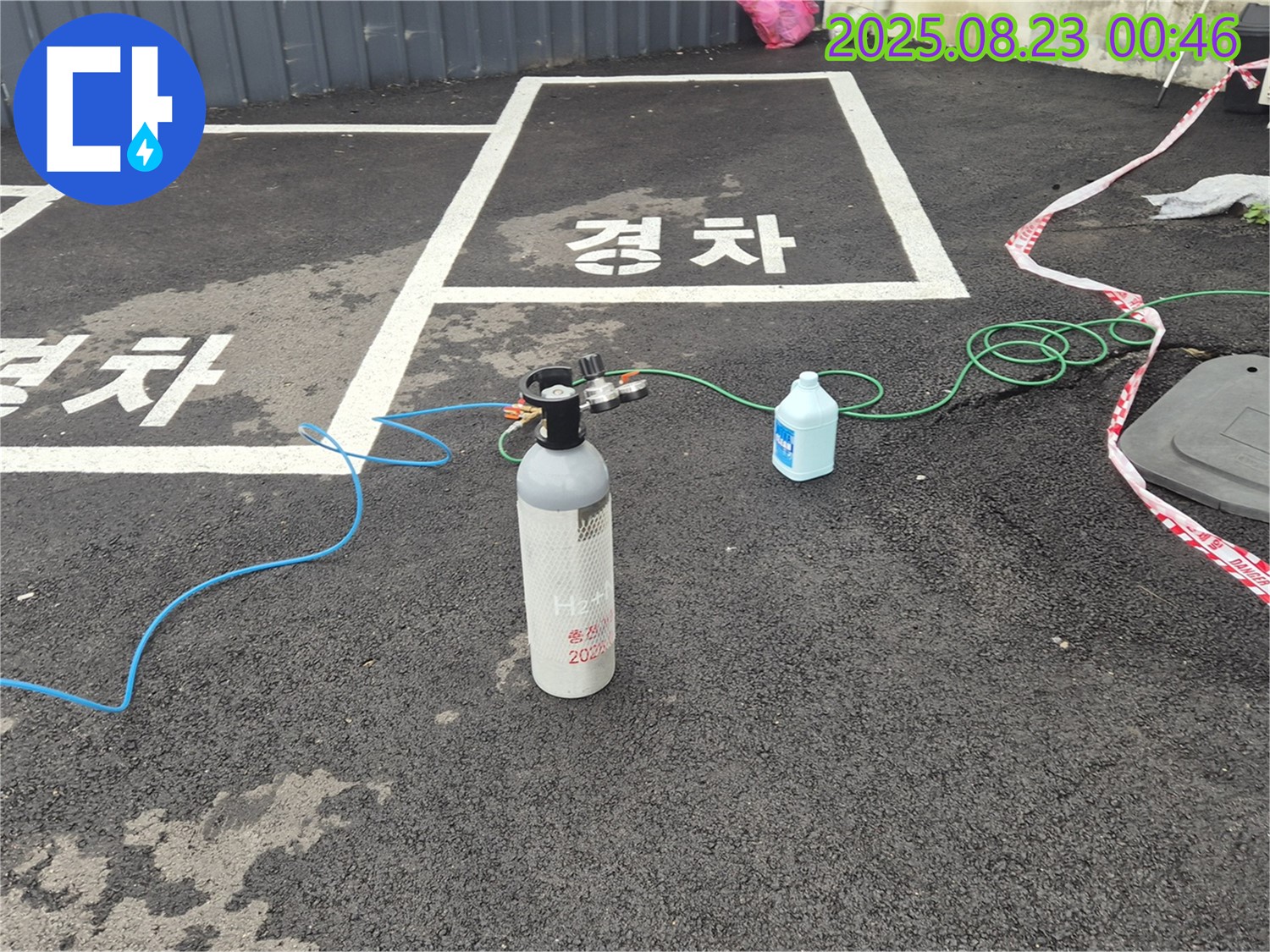 철원 와수리 주차장에서 가스 탐지 장비로 꼼꼼하게 누수를 탐색하고 있습니다 - 작은 틈새도 놓치지 않겠습니다.