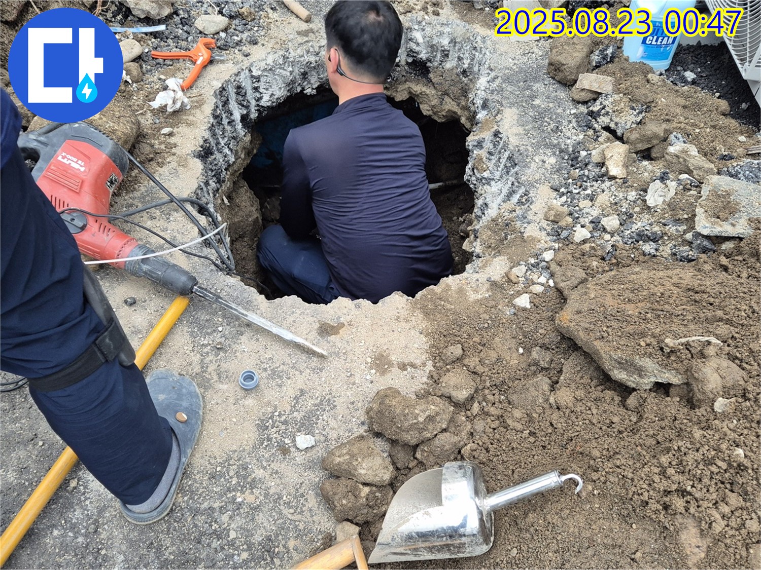 철원군 서면 와수리에서 굴착 누수 후 완벽하게 복구해 드립니다 - 굴착 흔적 없이 티 안나게 깔끔하게 마무리합니다.