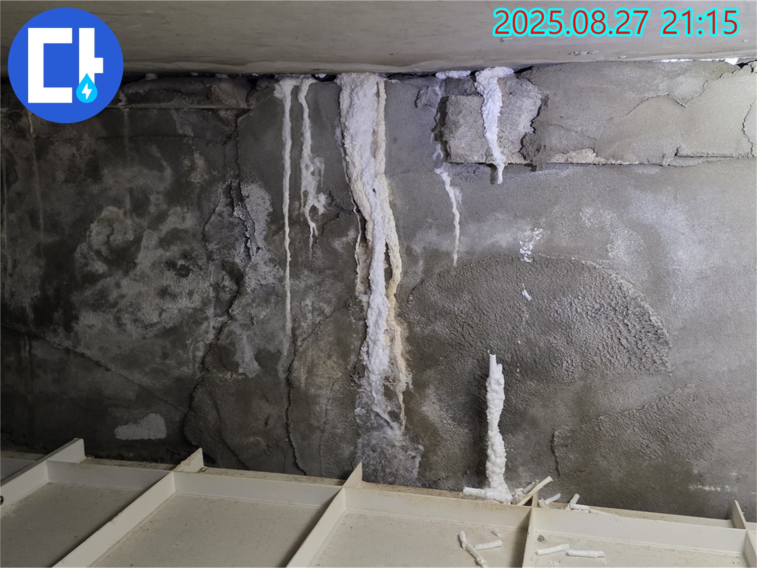 분당 운중동 산운마을 6단지 지하 주차장 천장 - 석회 누수 문제를 완벽하게 해결하고, 더 이상 괴롭히지 못하는 쾌적한 주차 환경을 보여줍니다.