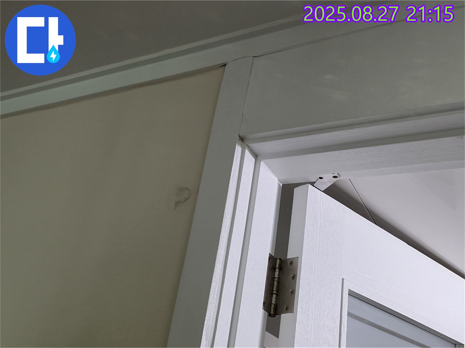 분당 운중동 산운로 아파트 문 상단 몰딩 누수 꼼꼼 시공 - 누수 전문가의 꼼꼼한 시공으로 누수를 완벽하게 해결한 후기입니다.
