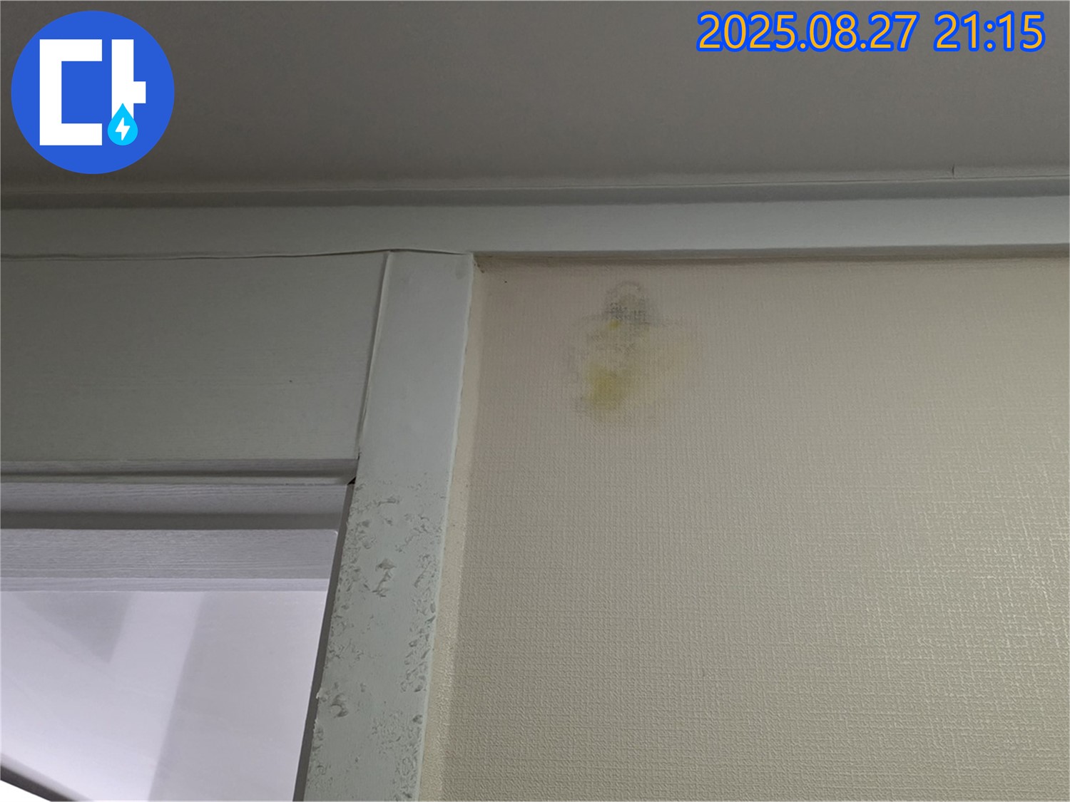 벽 얼룩 - 산운마을 6단지에서 발견된 벽 얼룩 사진입니다 - 꼼꼼한 점검과 완벽한 시공으로 해결해 드립니다.