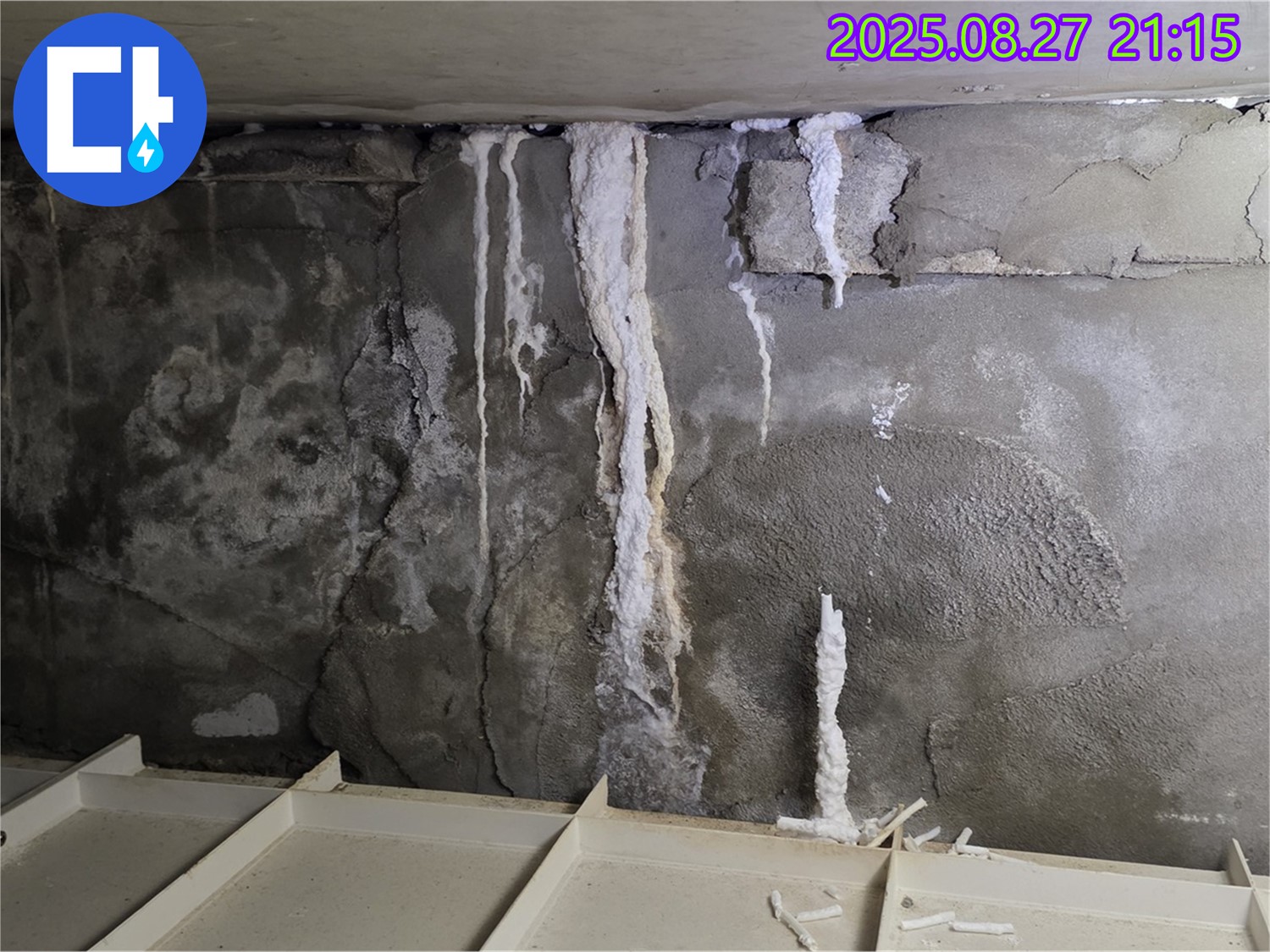분당 운중동 산운로 121 지하 주차장 벽면 - 석회 누수가 심각한 상황에 긴급하게 방문하여 보수 작업을 진행하는 모습입니다.