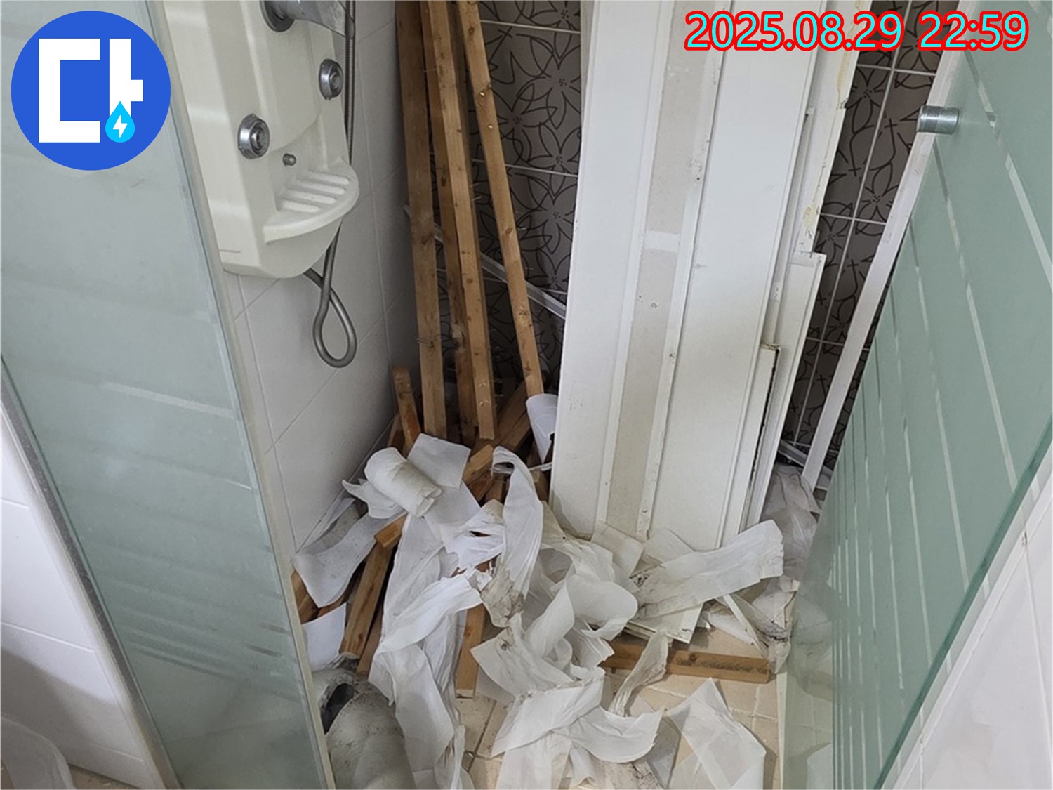 양주 백석 서광아파트 철거 후 바닥 청소 - 깨끗하게 정리된 욕실 바닥
