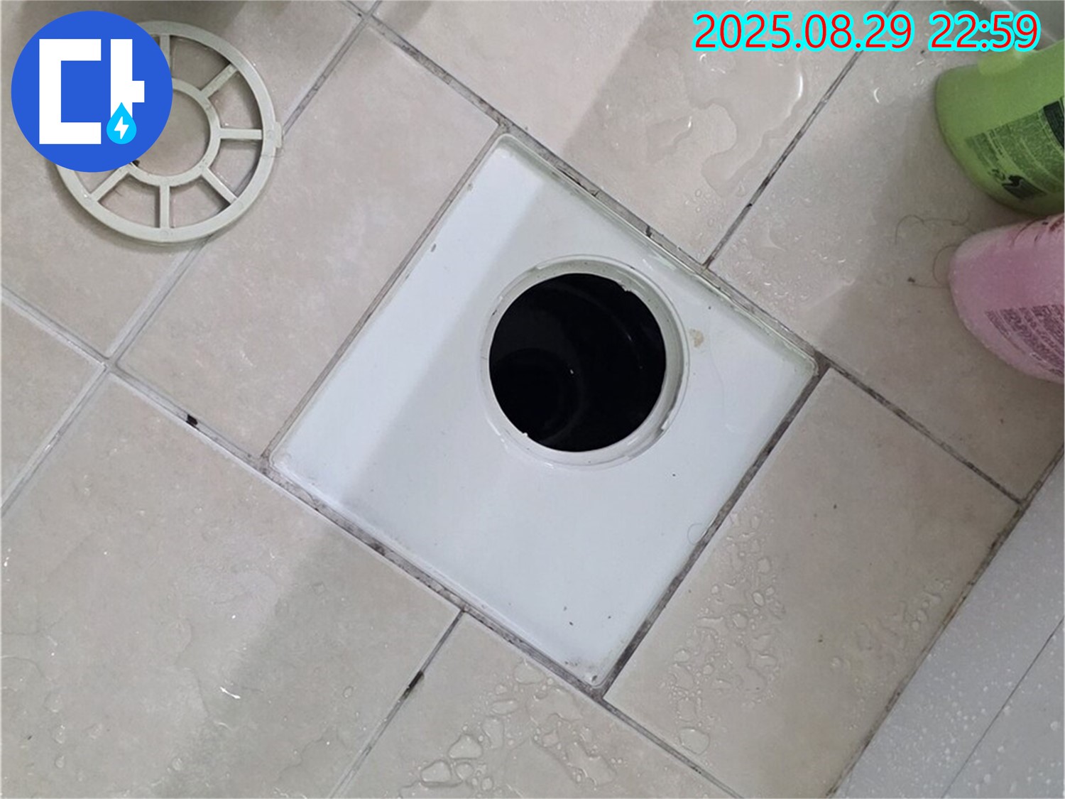 양주시 백석읍 서광아파트 욕실 배수구 부품 상태 - 꼼꼼하게 살펴보고 문제점을 찾아냅니다.