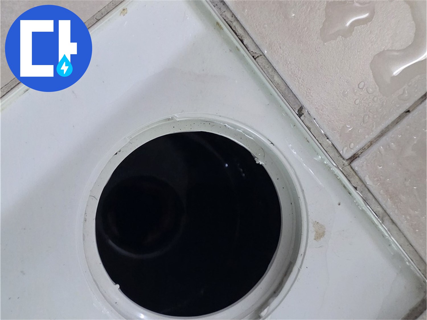양주시 화장실 바닥 배수구 주변에 물이 고여 있는 모습입니다.
