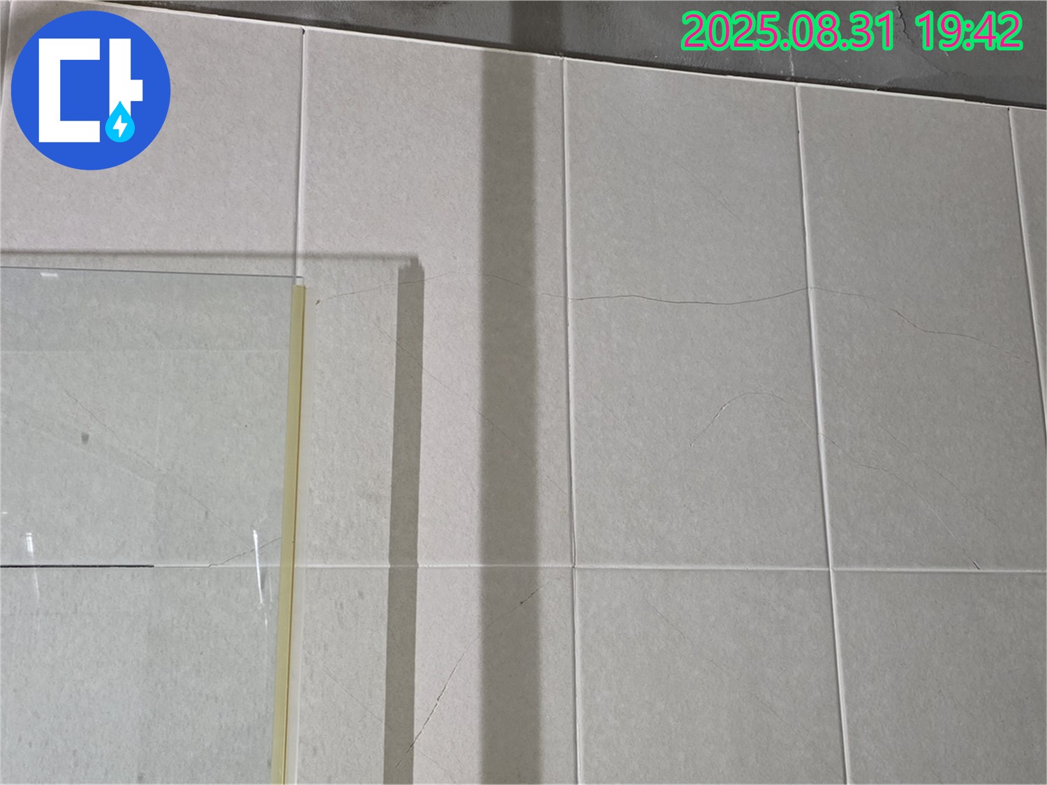 샤워부스 하단 실리콘 들뜸 - 들뜨고 변색된 실리콘은 누수의 지름길! 꼼꼼한 재시공이 필요합니다.