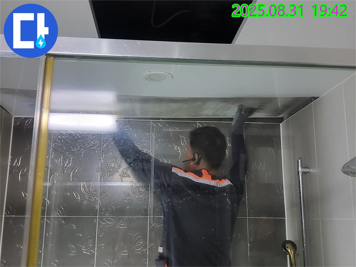분당 운중동 산운마을에서 샤워부스 실리콘 시공 작업 - 꼼꼼한 시공으로 누수를 완벽하게 해결합니다.