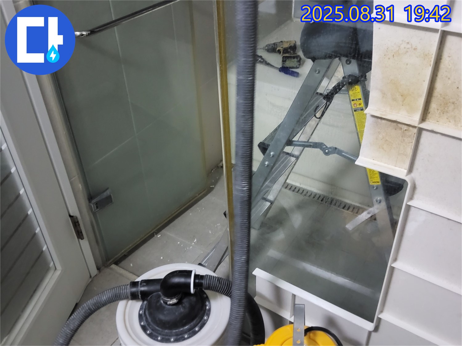 분당 운중동 산운마을 욕실 누수 - 완벽한 방수 시공으로 누수 걱정 없이 쾌적한 욕실을 만들어 드립니다.