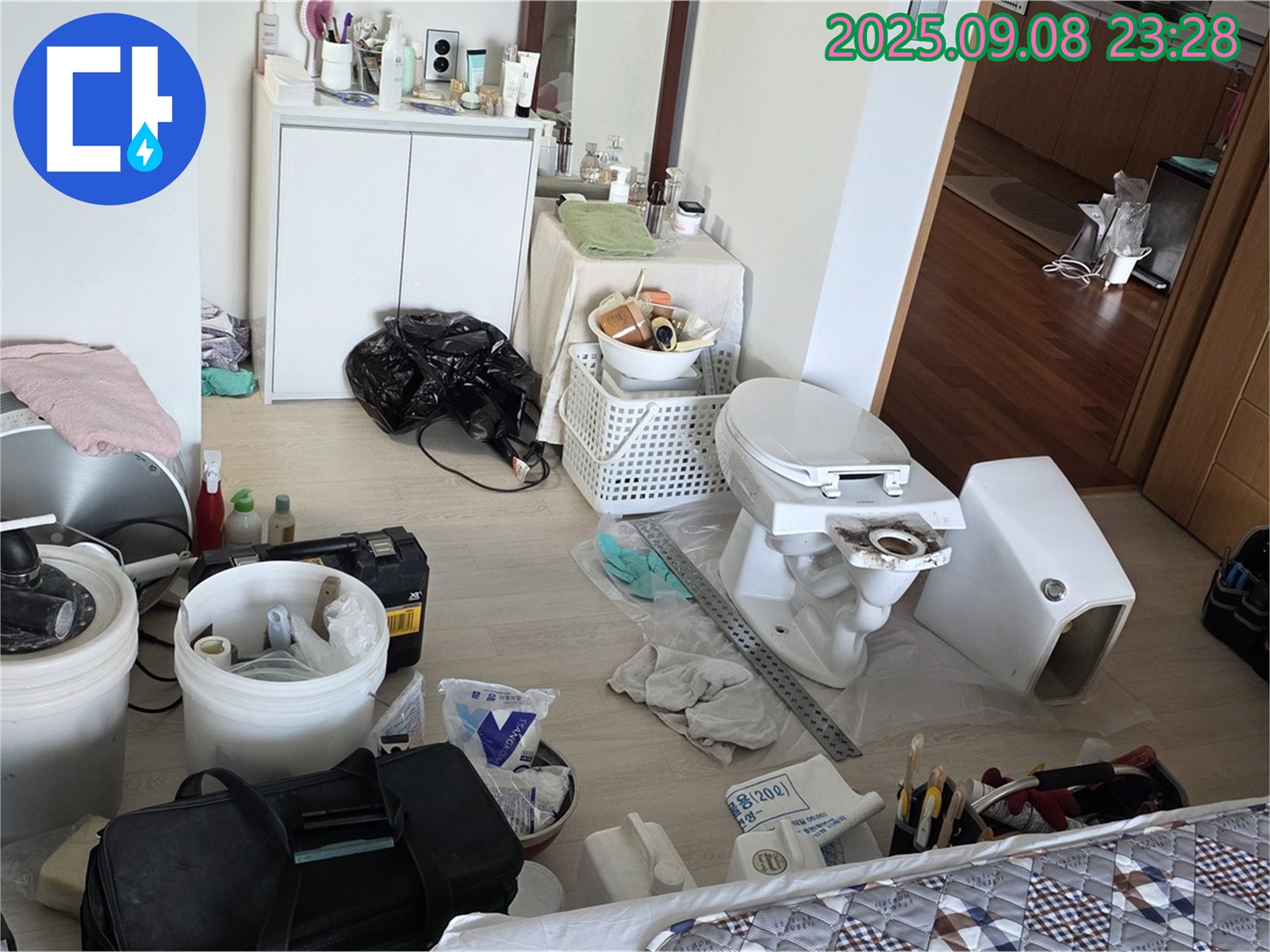 경기도 포천시 일동면 운악청계로 - 누수 탐지 장비를 사용하여 정확한 누수 지점을 찾고 있습니다.