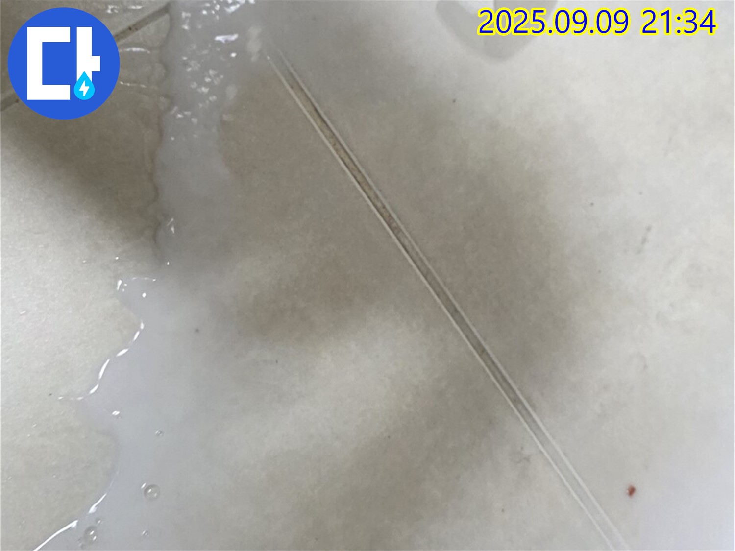 타일 틈새를 따라 꼼꼼하게 방수액을 시공하는 모습 - 작은 틈도 놓치지 않는 꼼꼼함 - 율정마을 13단지.
