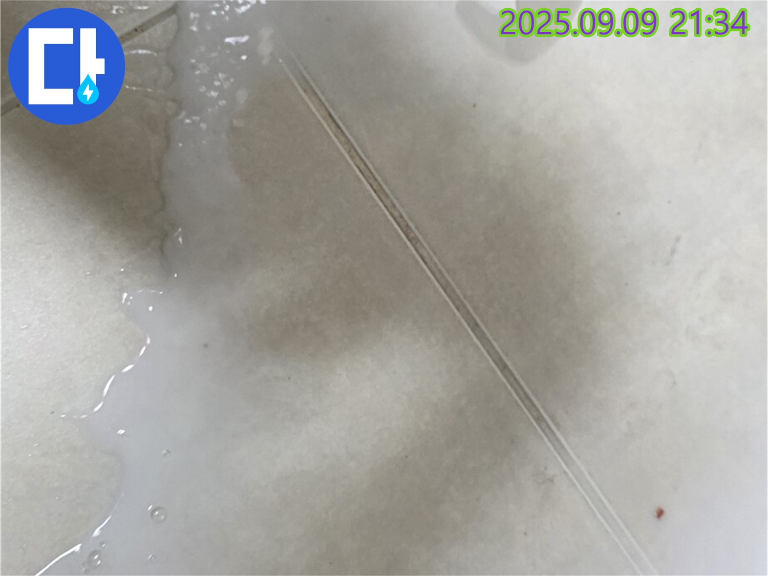 타일 틈새 구석구석 방수액을 꼼꼼하게 채우는 모습 - 완벽한 방수를 약속드립니다.