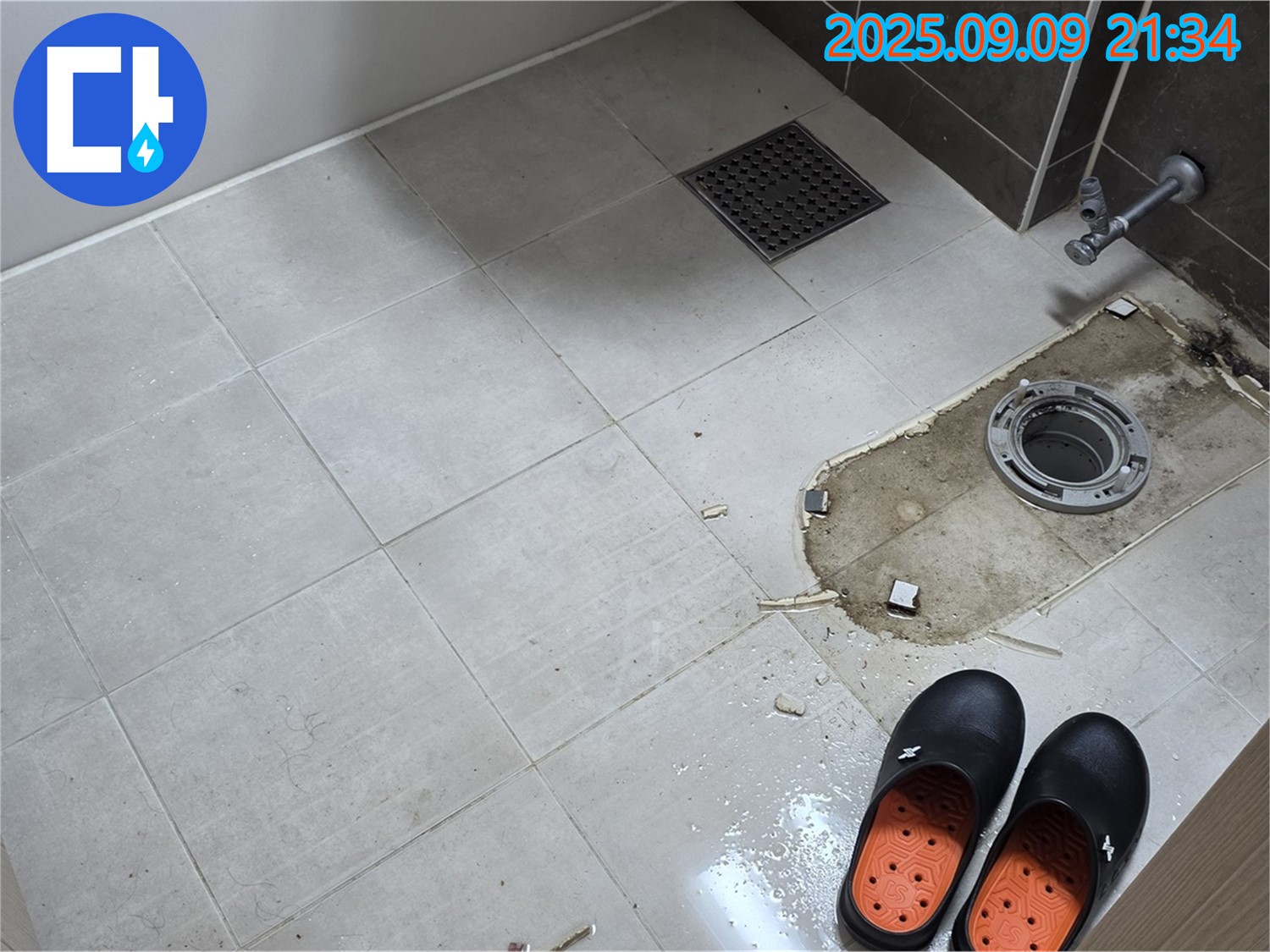 옥정동 율정마을 13단지 아파트 - 변기 주변 바닥 방수 상태 확인 - 꼼꼼한 점검