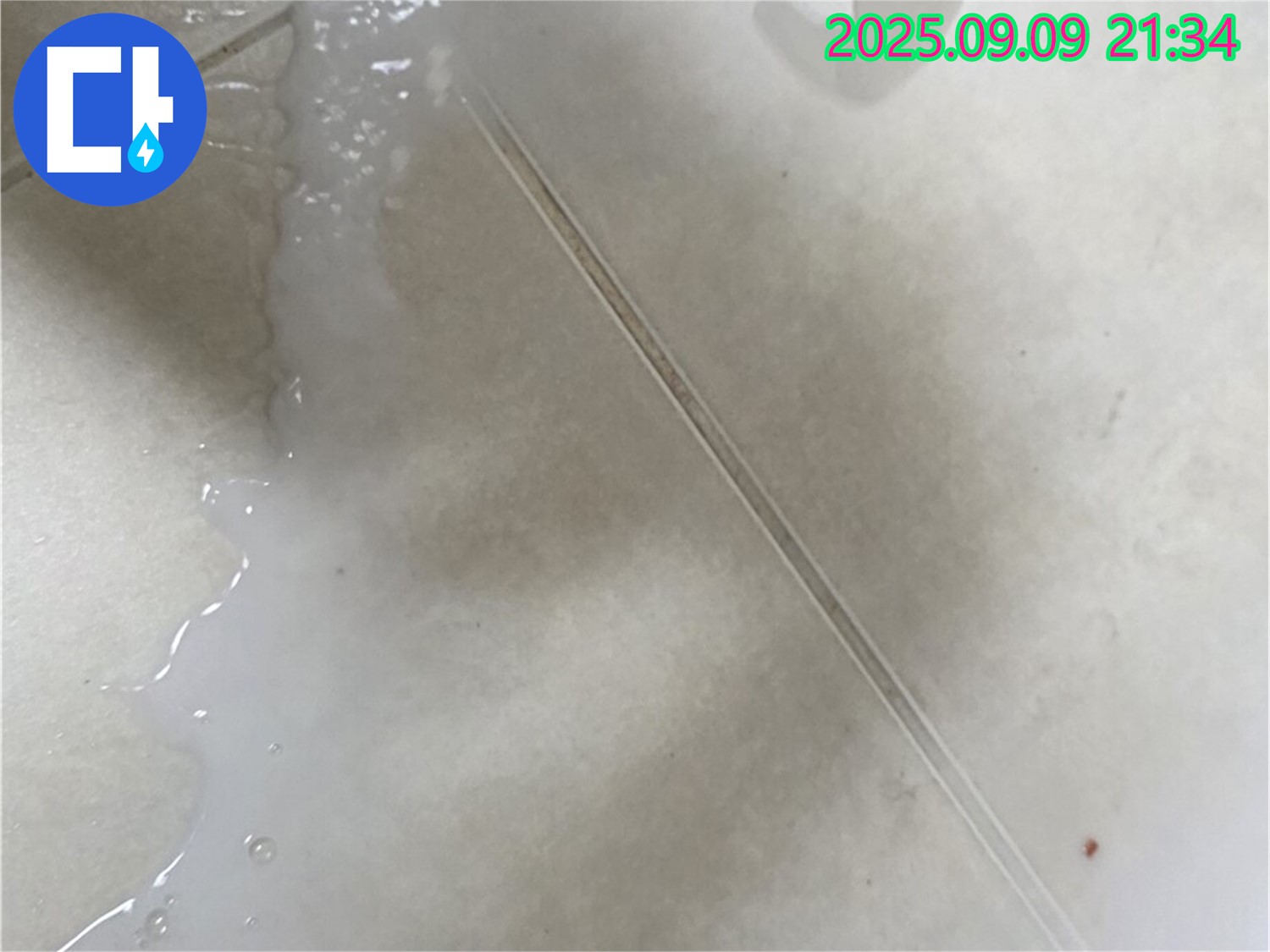 타일 틈새로 방수액이 깊숙이 침투하는 모습 - 완벽한 방수를 위한 노력 - 율정마을 13단지 아파트.