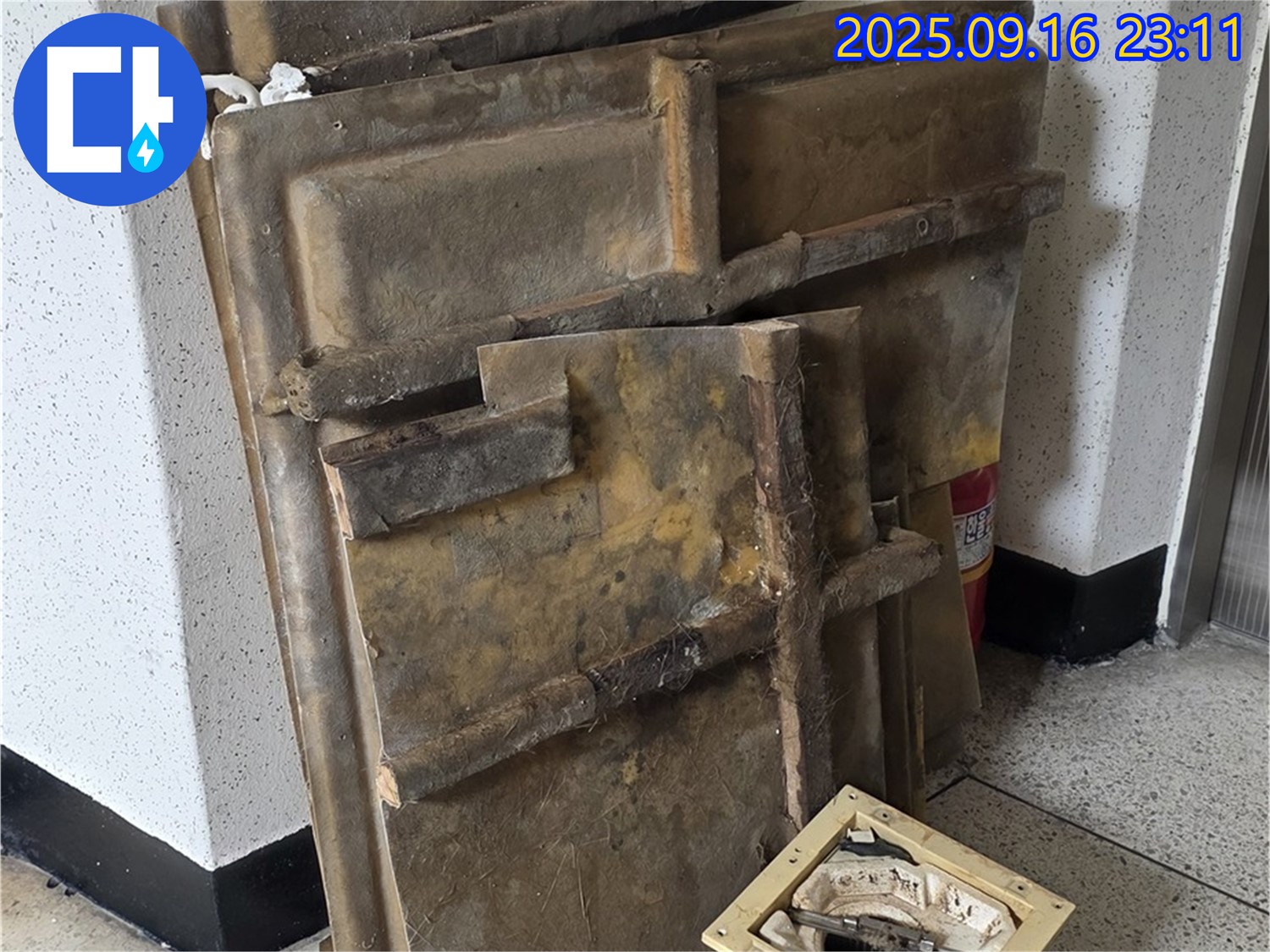 새절역 현대아파트 누수 - 텍스 위에 선명하게 남은 물 얼룩 사진