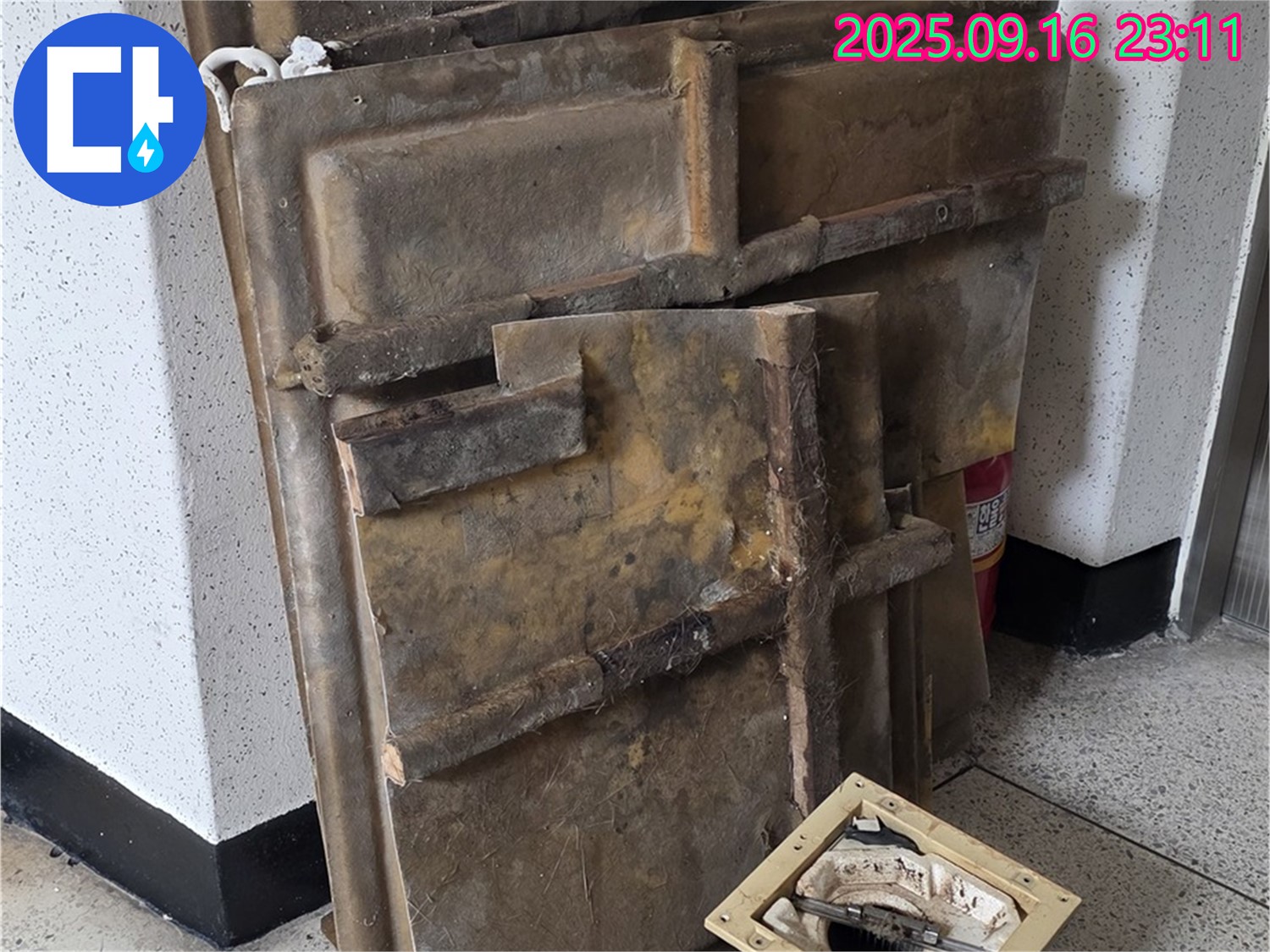 확대 촬영으로 누수 부위를 정밀하게 분석 - 과학적인 분석으로 정확한 원인을 찾습니다.