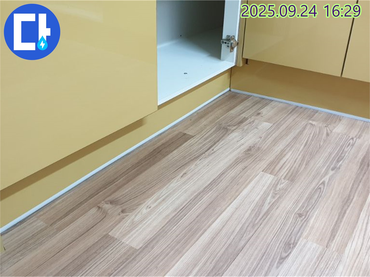 월계3동 싱크대 하부 - 틈새 실리콘 꼼꼼하게 메워 누수 원천 봉쇄! 더 이상 물 샐 틈은 없어요.