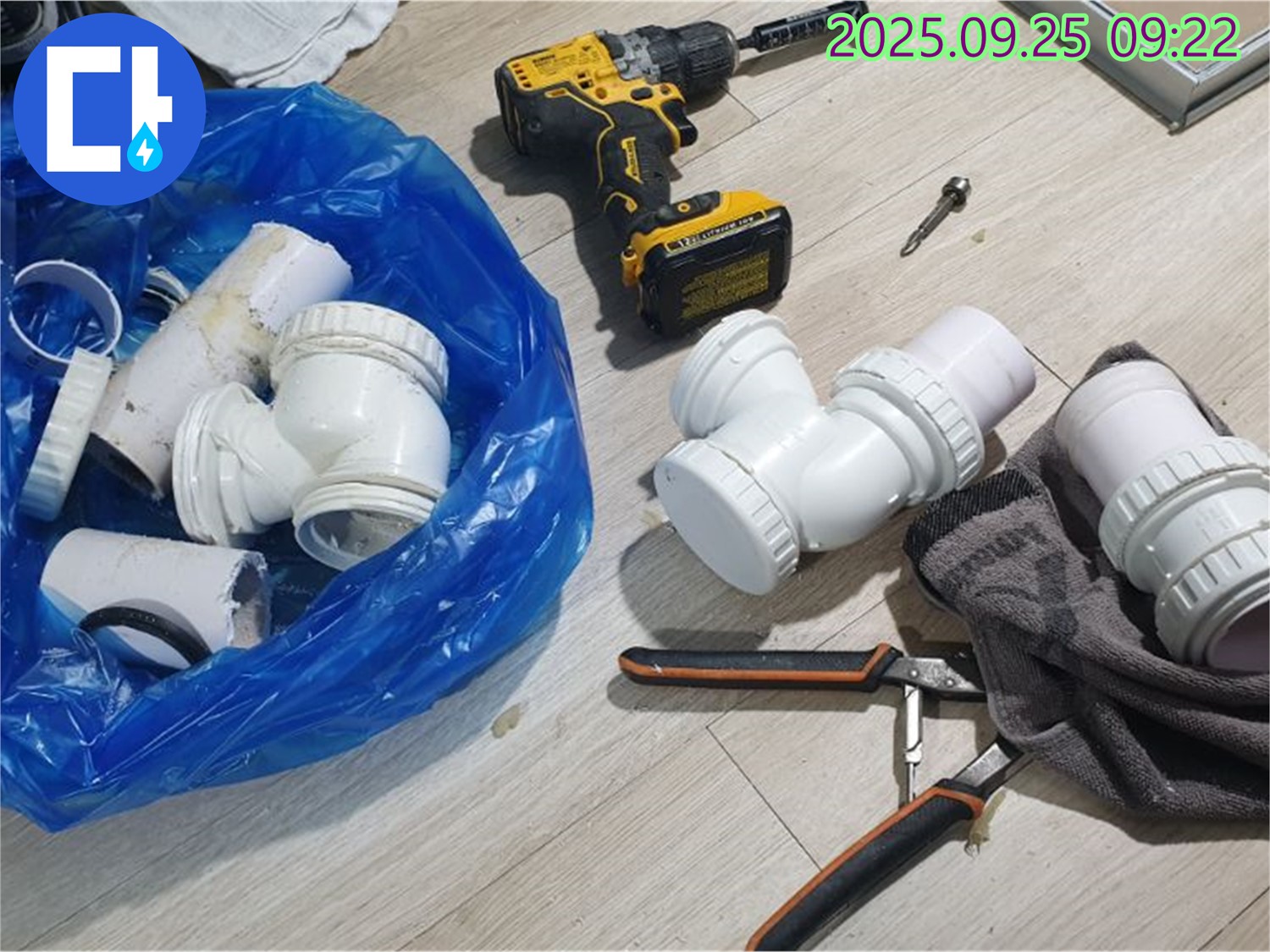 교체 후 꼼꼼한 점검 - 새 부품으로 교체 후 누수 여부를 꼼꼼하게 점검하는 모습입니다.