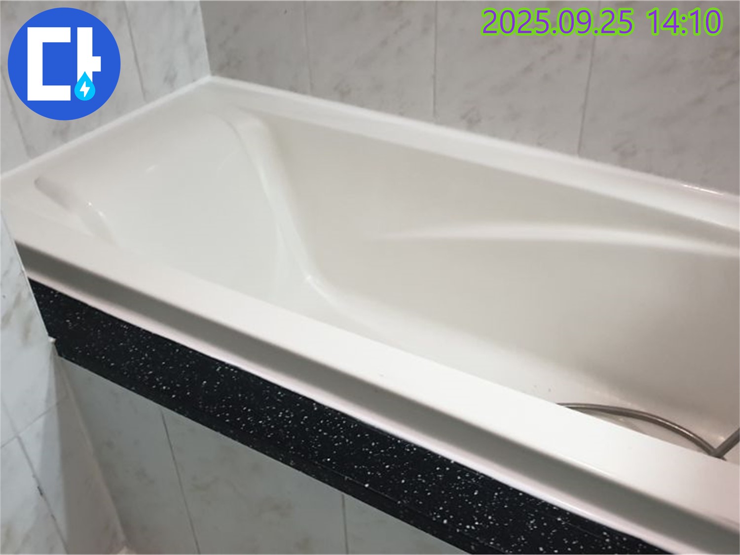 의정부 누수 전문 업체에서 욕조 누수로 인한 아랫집 피해를 막기 위해 완벽하게 방수 시공하는 사진입니다 - 꼼꼼한 방수 시공 과정을 확인하세요.