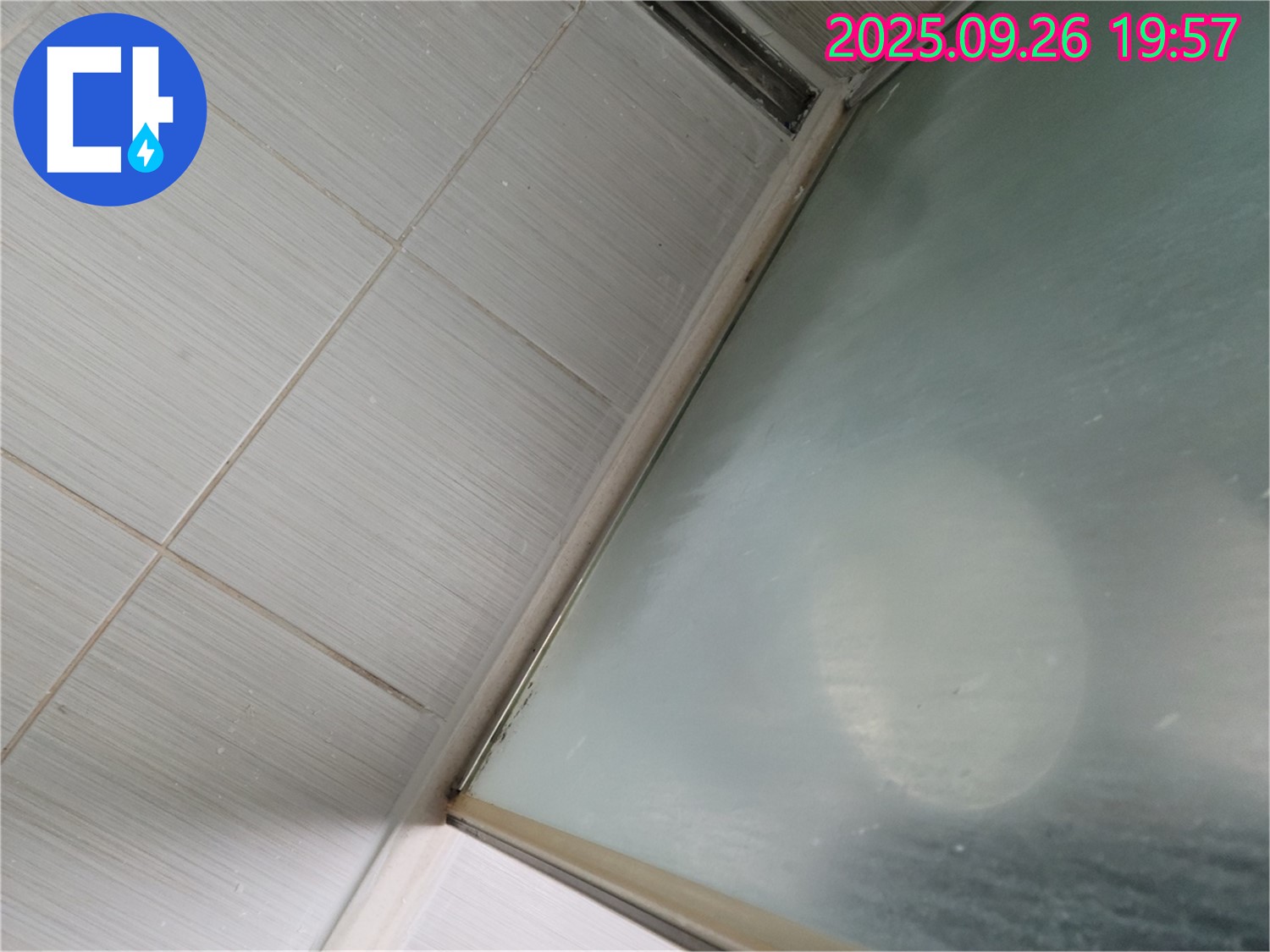 동두천시 강변동 - 샤워부스 유리 하단 실리콘 들뜸으로 누수 발생