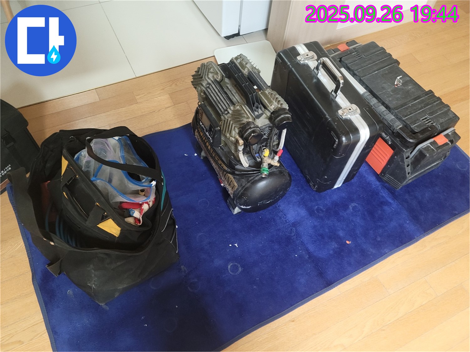 누수 해결 삼총사 - 압축기, 공구 가방, 장비 케이스로 누수 해결 준비 끝!