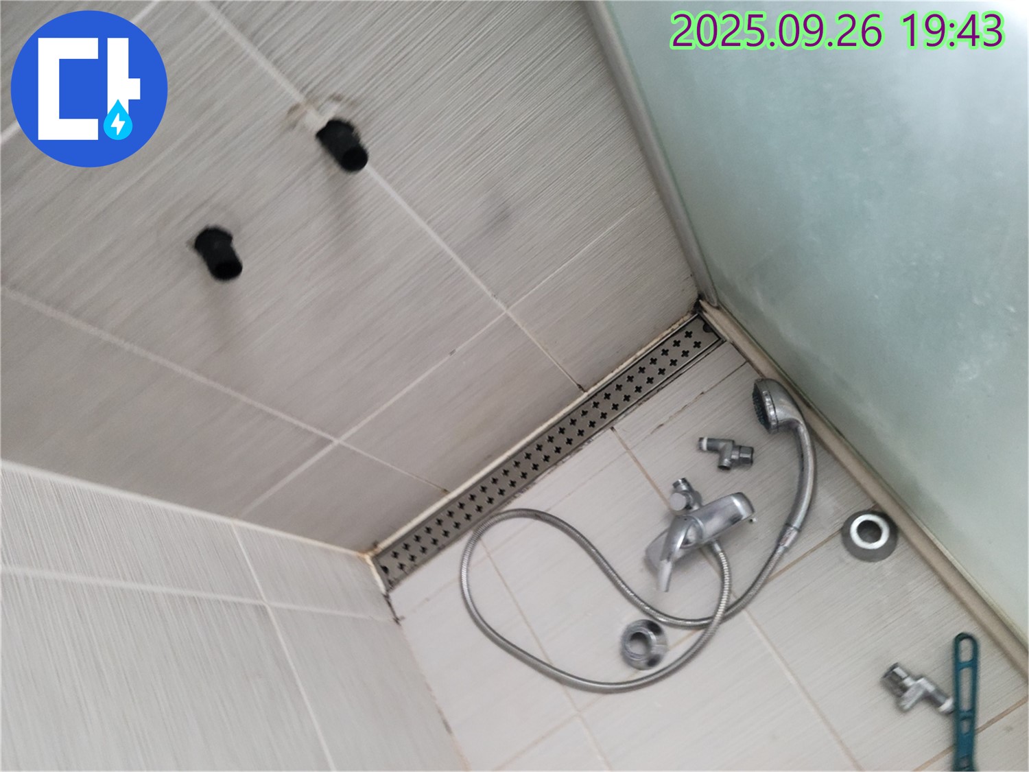 동두천 송내동 누수 - 샤워기 수전 철거 후 벽 배관 상태 꼼꼼하게 확인