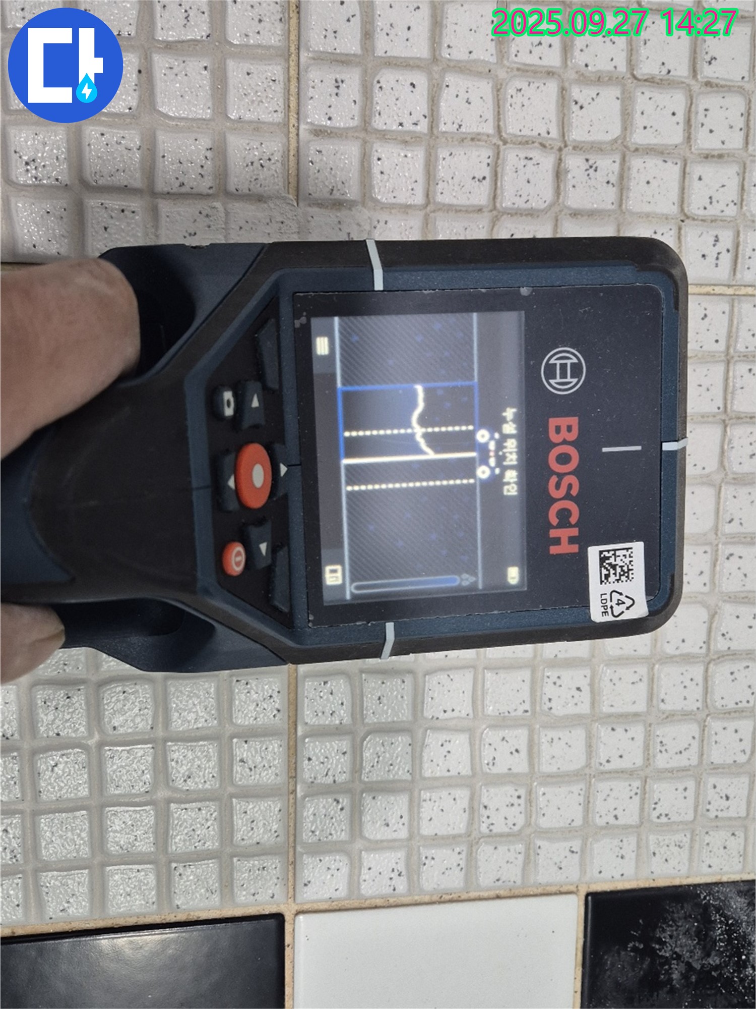 BOSCH GMS 120 스캐너로 타일 벽면 내부를 스캔하여 누수 지점을 탐색하는 모습 - 숨겨진 누수도 놓치지 않습니다.