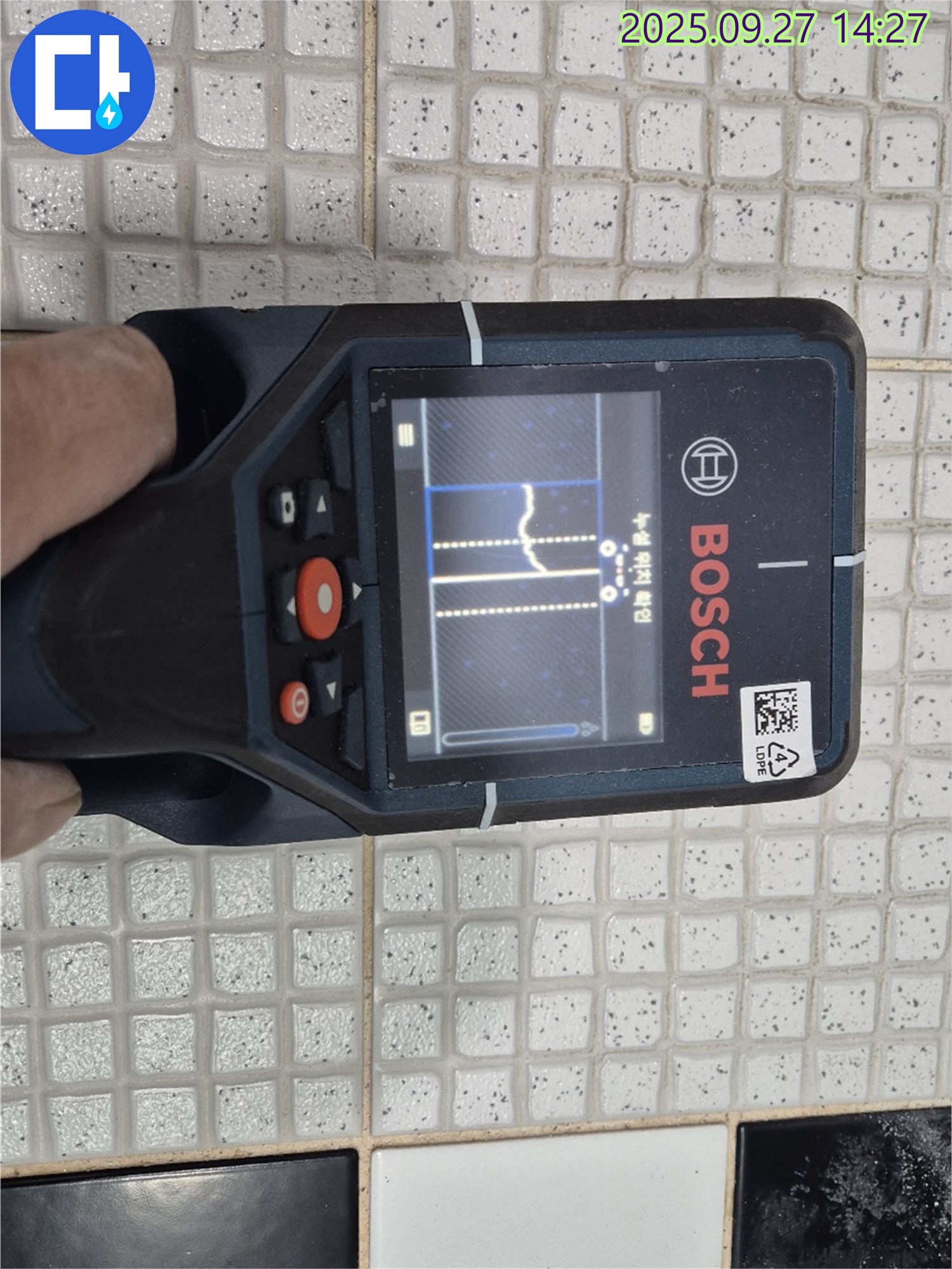 BOSCH GMS 120 스캐너로 타일 벽면 내부를 스캔하여 누수 지점을 탐색하는 모습 - 확실한 누수 해결을 약속드립니다.