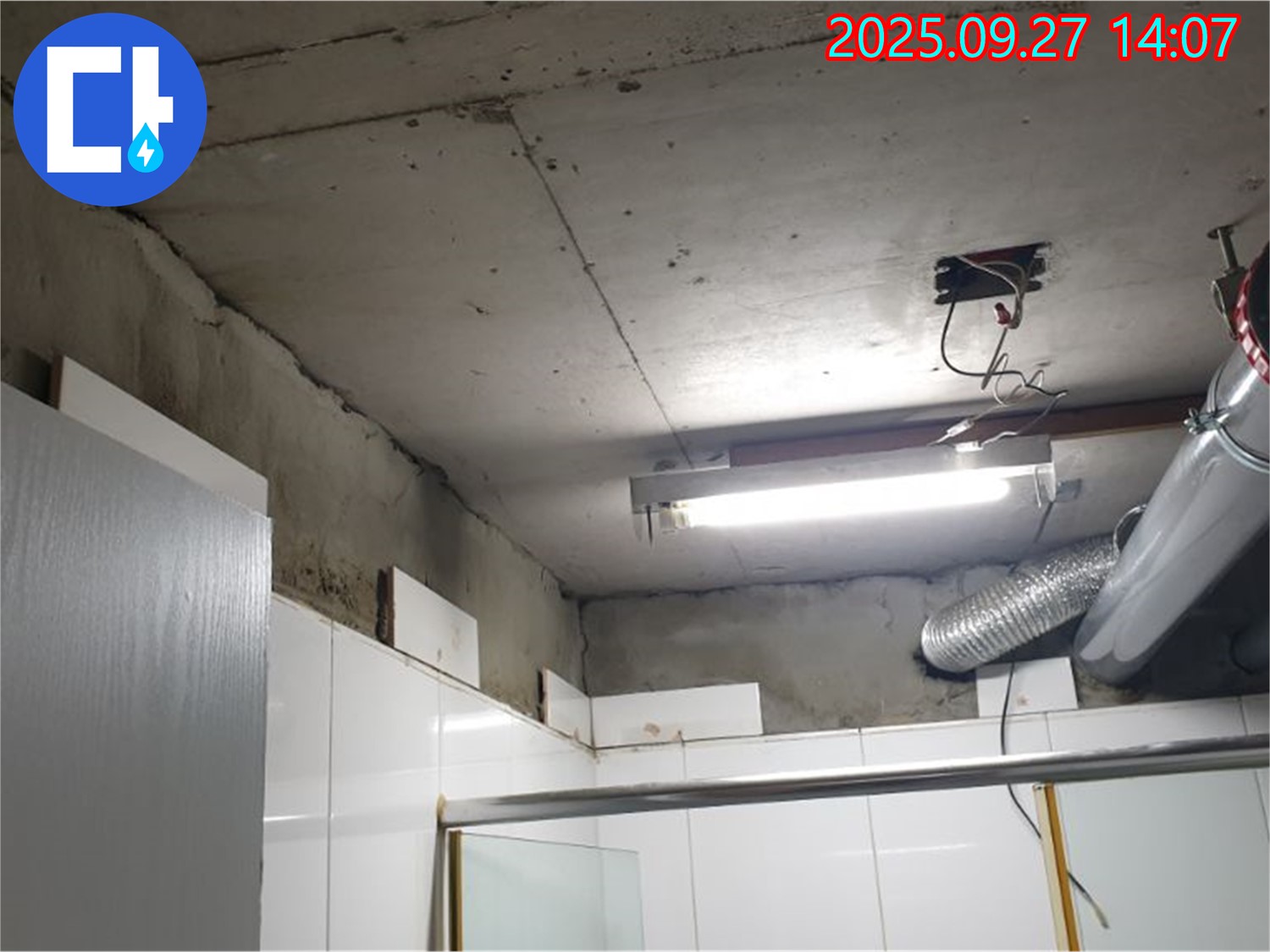 광석리 천장 배관 연결부 누수 - 문제 지점을 정확히 찾아 해결하는 모습입니다.