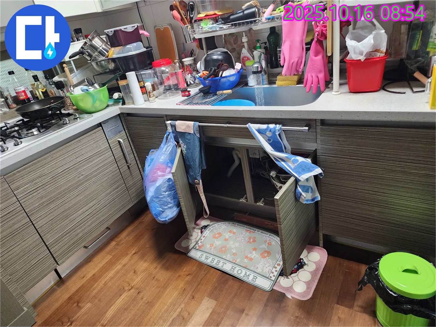 양주 남면 경신리 누수 - 싱크대 문짝이 덜렁거리는 틈새로 누수 점검 시작!