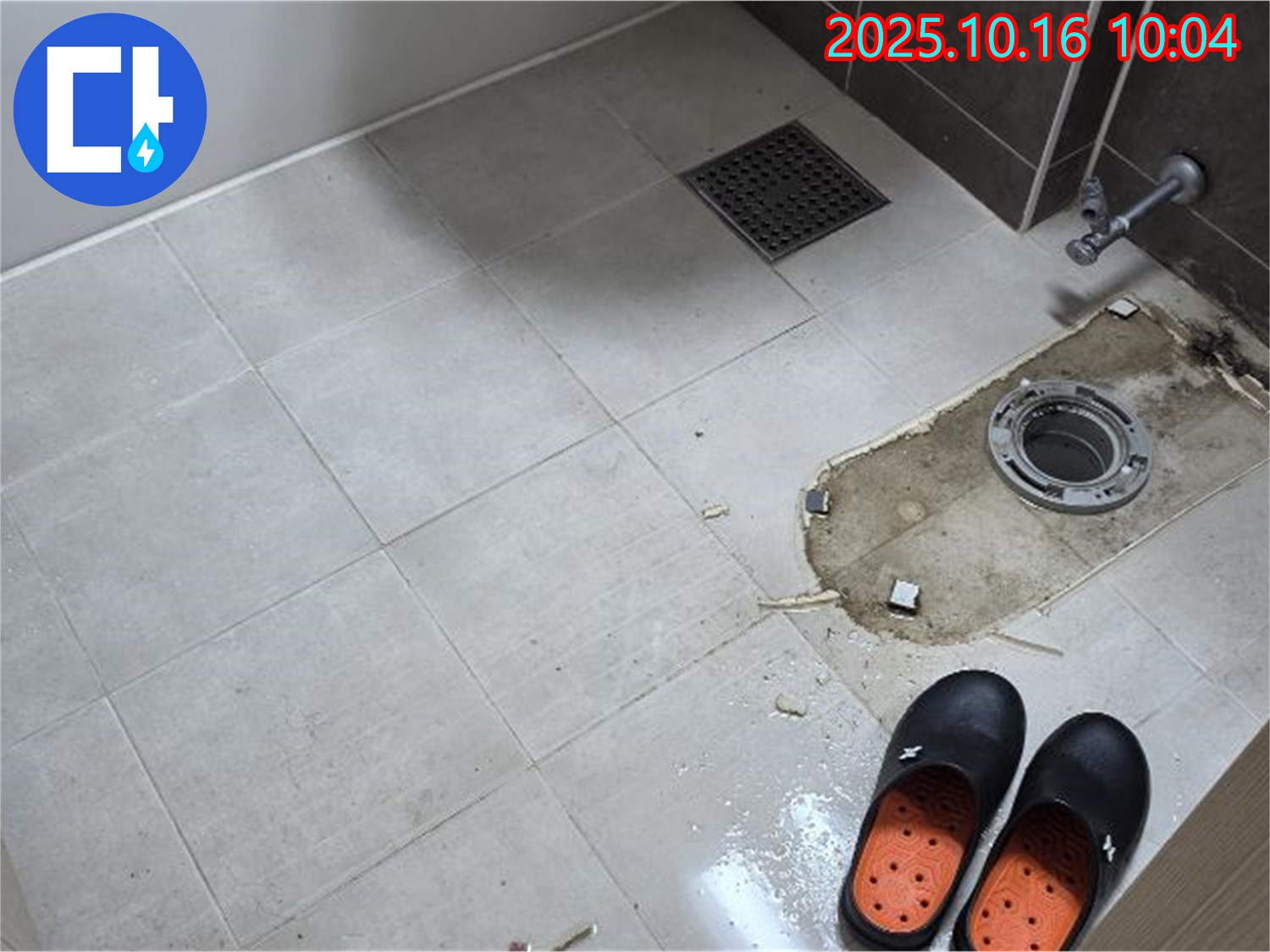 양주 옥정 율정마을 - 변기 아랫부분 누수 원인 꼼꼼하게 확인 중