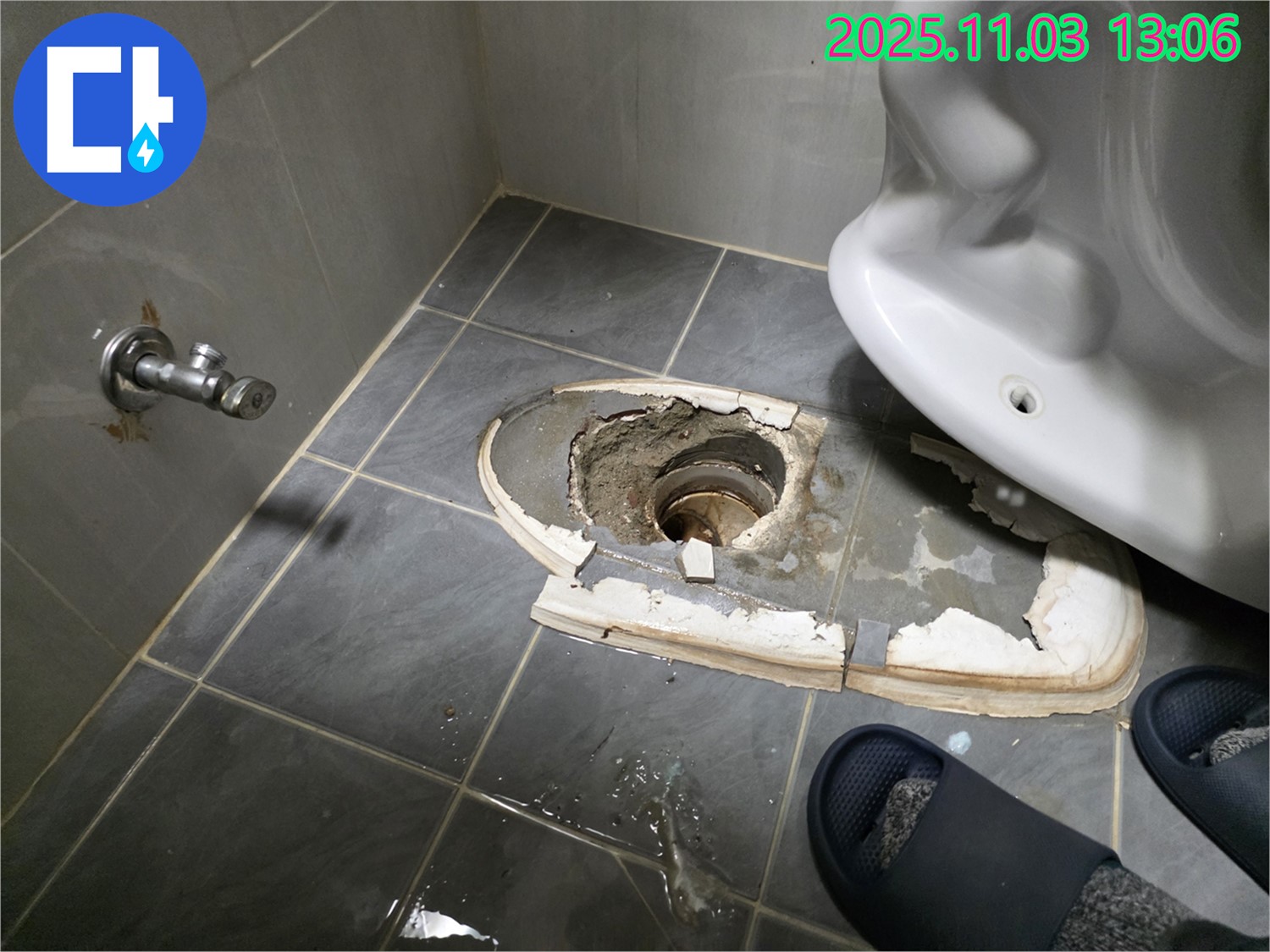변기 물탱크 부속 노후 - 교체 시기를 놓치면 큰 피해로 이어질 수 있습니다.