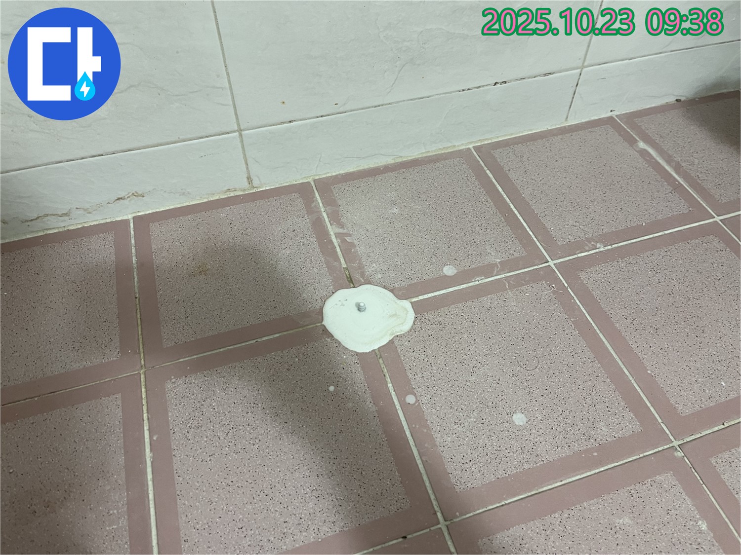 깨진 타일 틈새 에폭시 메꿈 - 완벽한 방수 효과로 누수 걱정 끝!