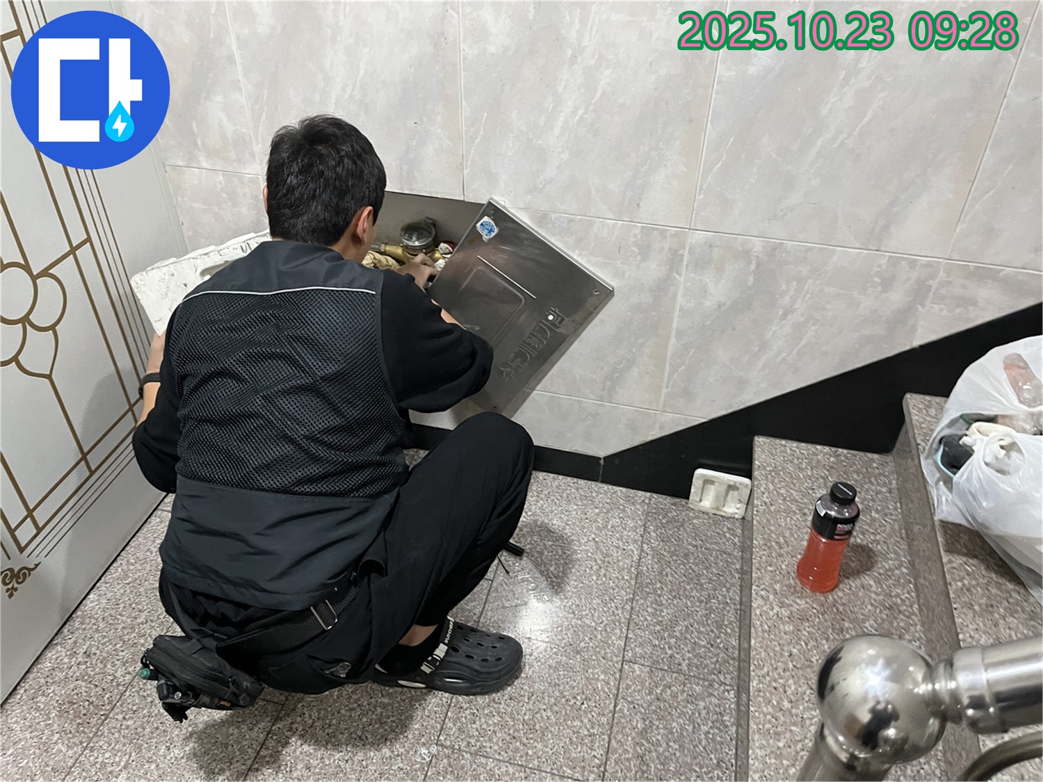 금천구 독산동 형제맨션빌 누수 - 낡은 배관 교체 작업 - 누수 전문가가 낡은 배관을 새 배관으로 교체하고 있습니다 - 새 배관으로 누수 걱정 끝.