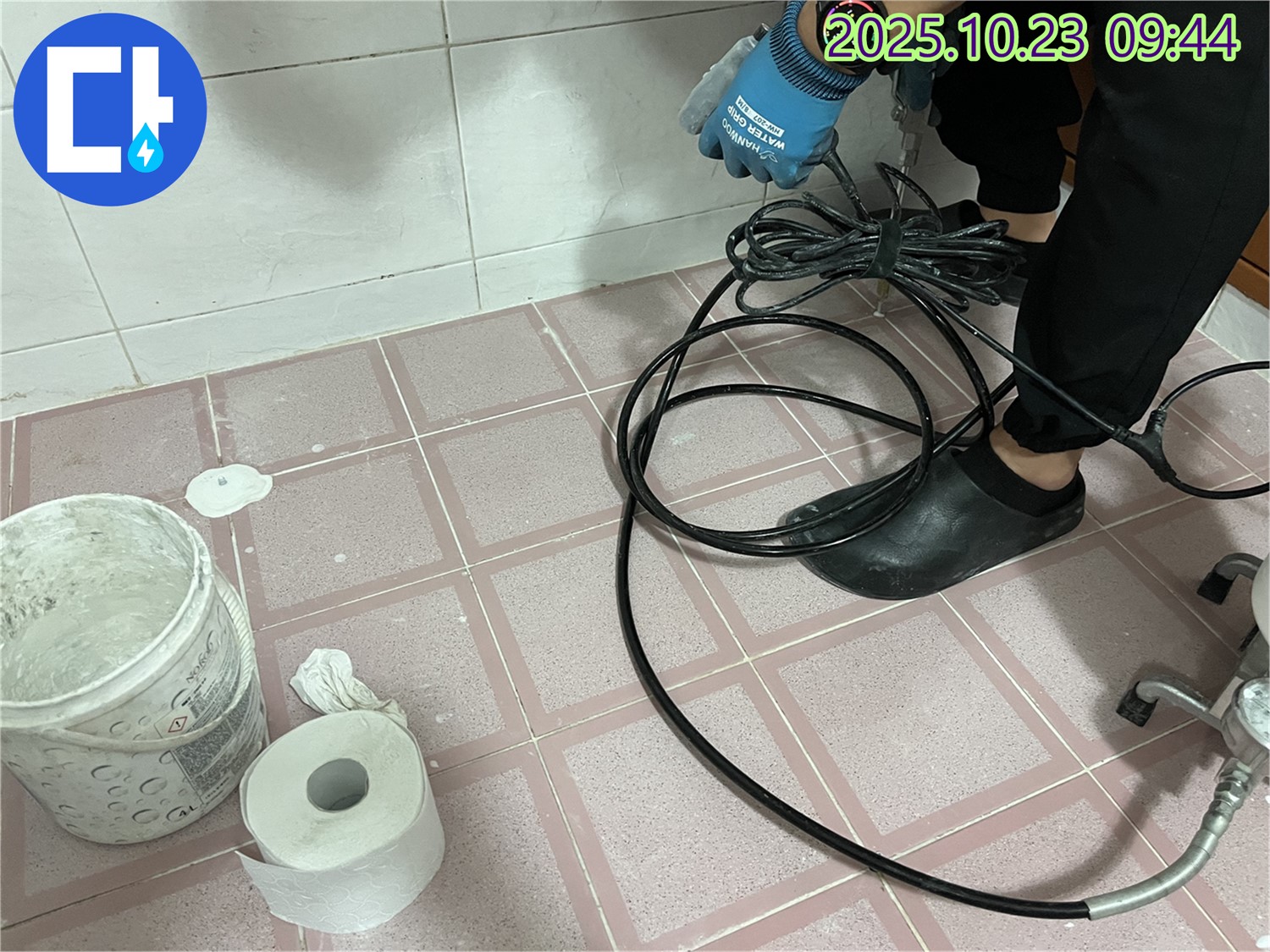 독산동 형제맨션빌 누수 - 정밀 검사를 위한 장비 준비 모습