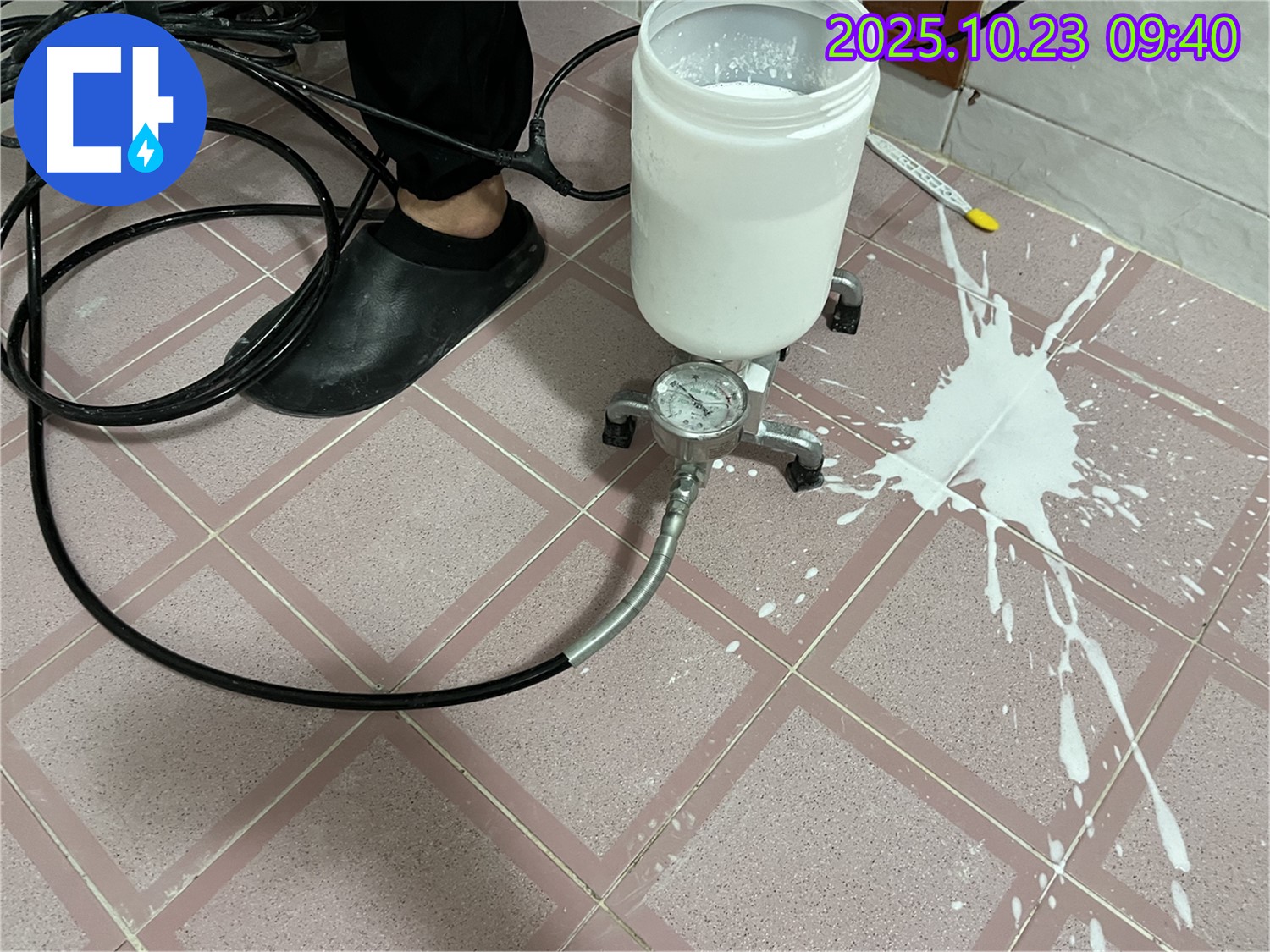 긴급 누수 상황 - 압력 테스트 중 장비 문제 발생.